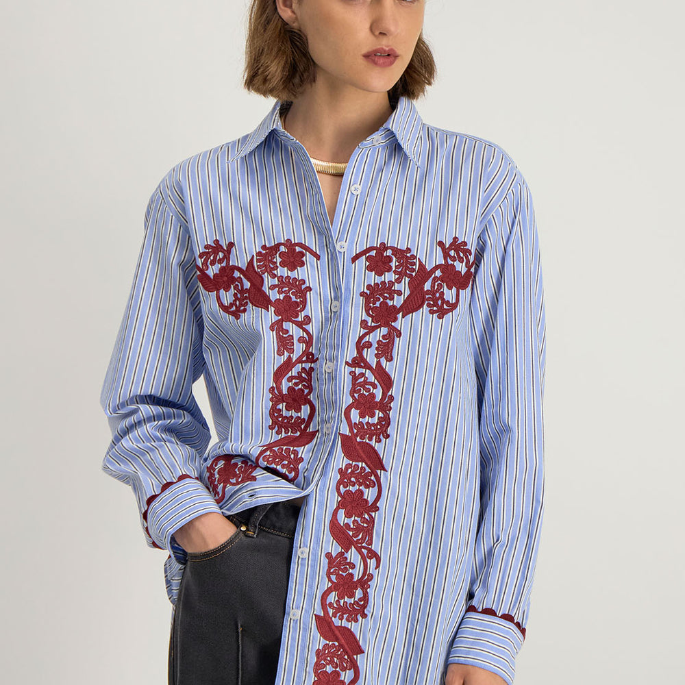Chemise Deliana, col classique et broderies délicates sur le devant