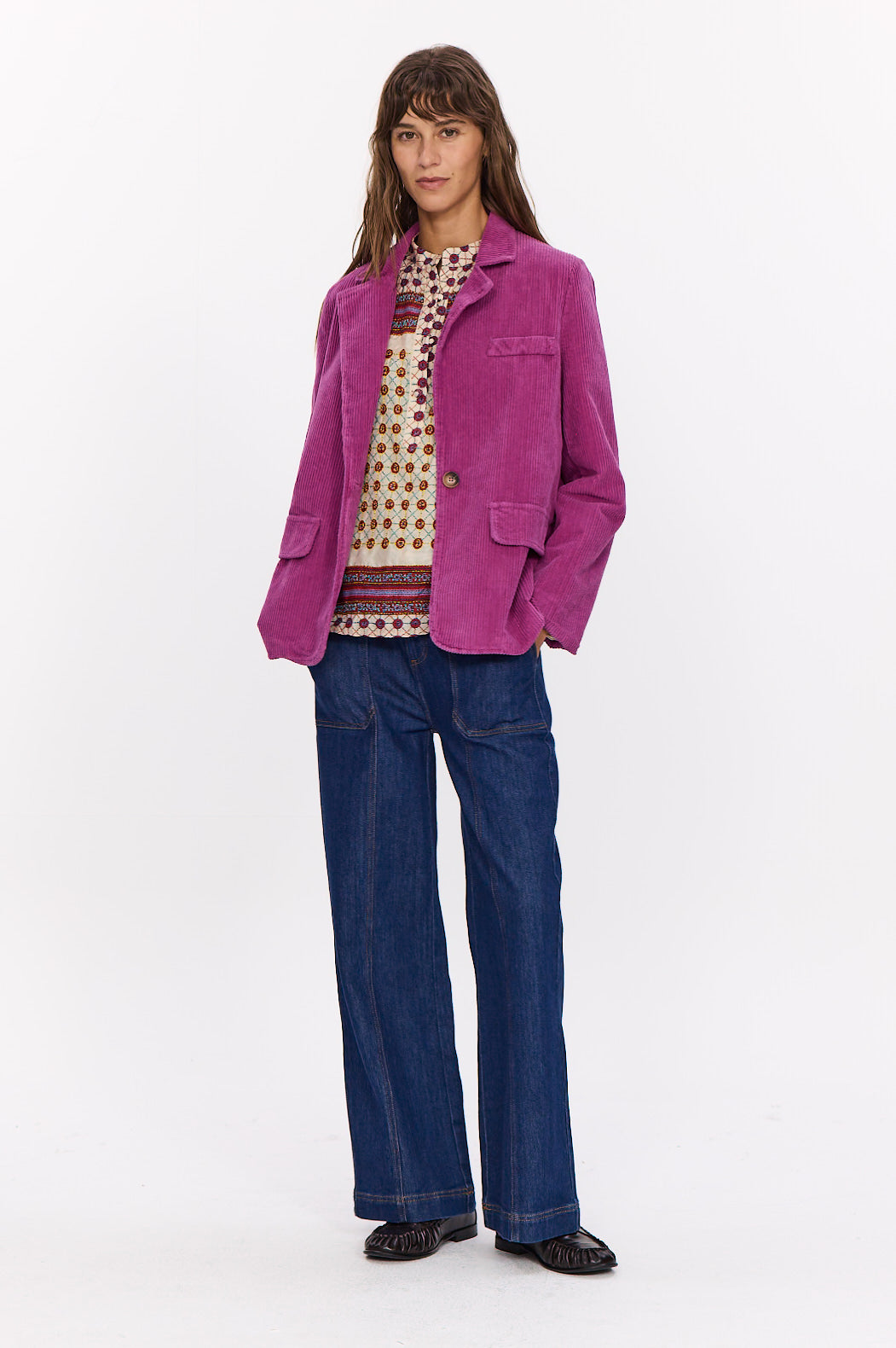 Veste Velvet fuchsia en velours côtelé portée de face avec une tunique imprimée et un jean bleu