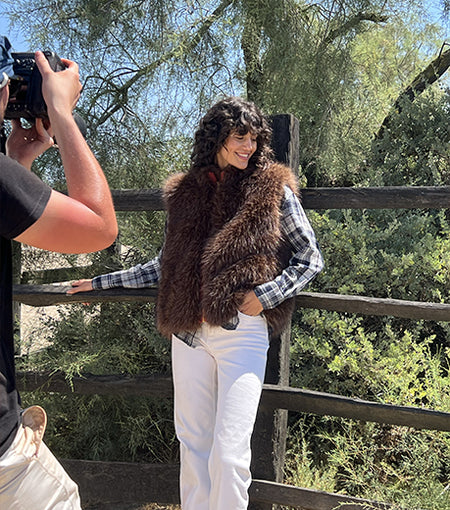 Modèle Stella Forest lors du shooting de la nouvelle campagne