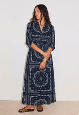 Robe longue Bandana Navy Stella Forest portée, allure décontractée chic et féminine