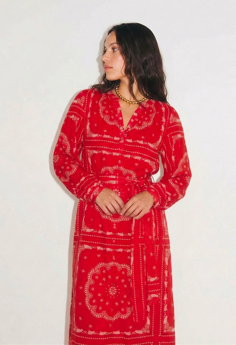 Robe longue Bandana Rouge Stella Forest portée, allure décontractée chic et féminine