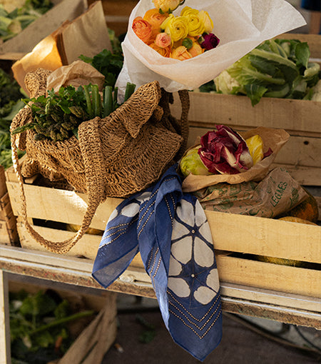 image foulard lotus à coté des fleurs et légumes