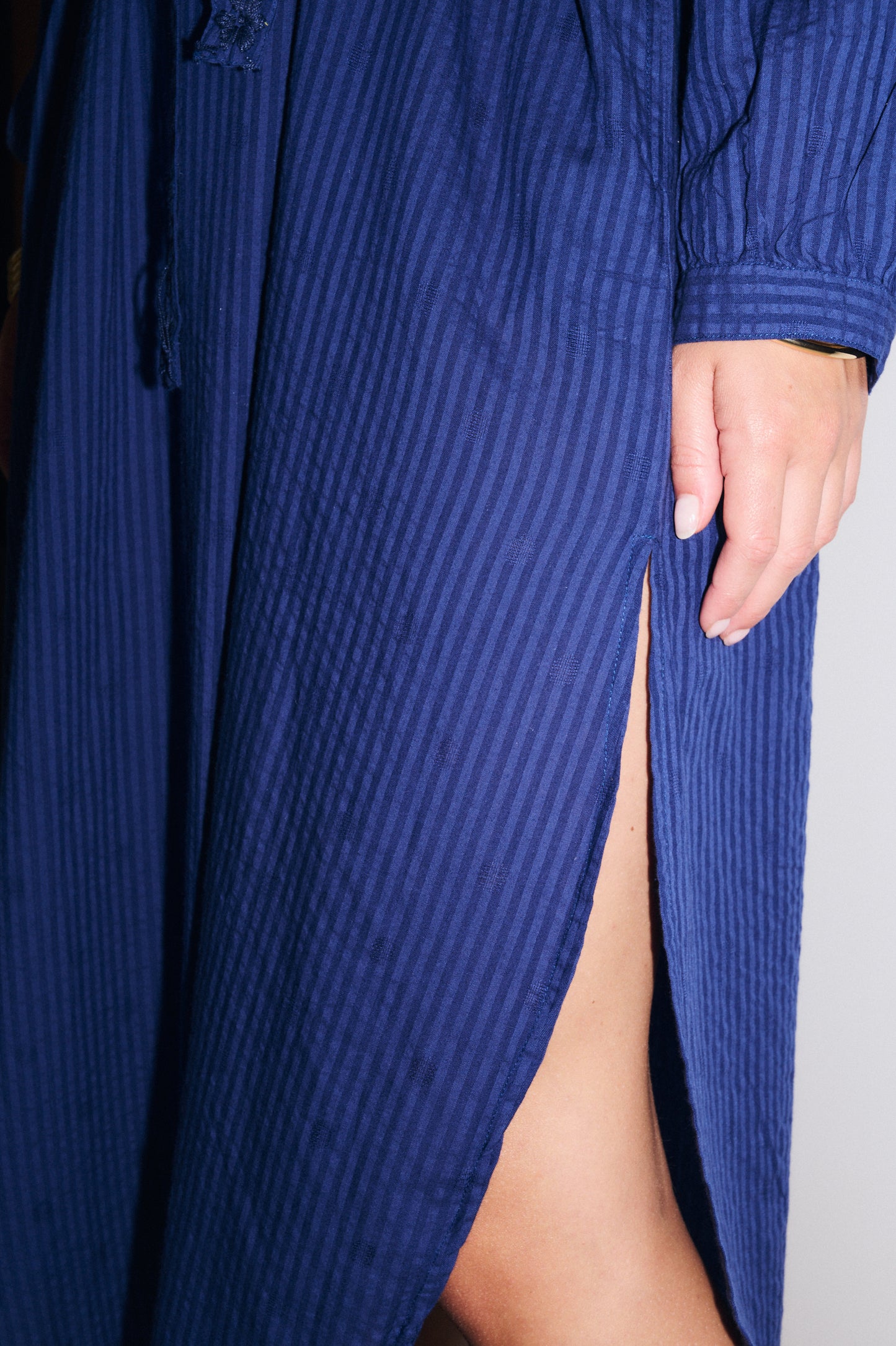 Détail bas liquette de la robe longue Billie marine Stella Forest en mouvement