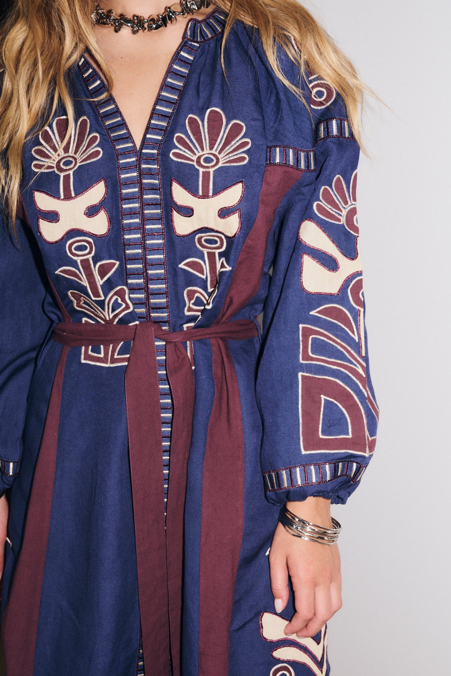 Détail broderies contrastées de la robe Anouck Stella Forest en couleur indigo