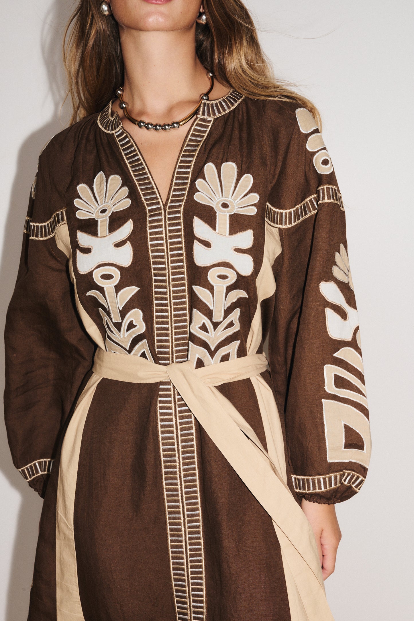 Détail broderies contrastées de la robe Anouck Stella Forest en couleur chocolat