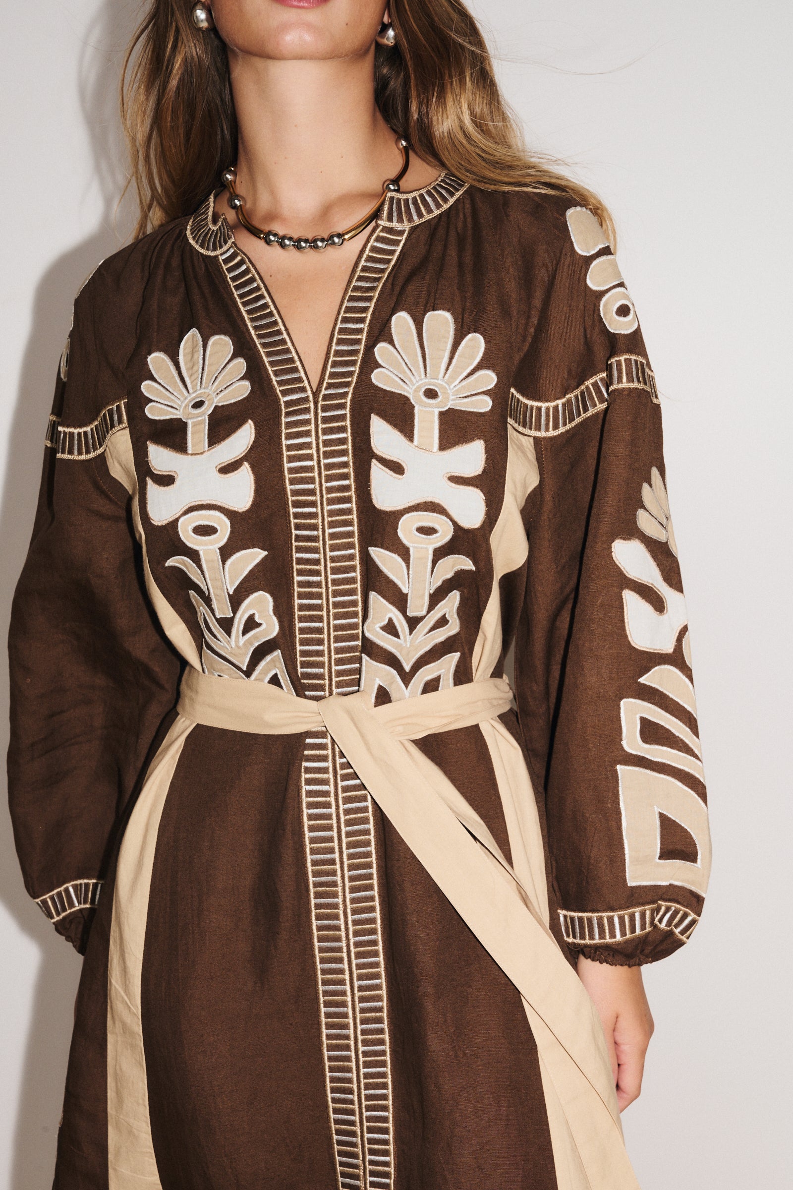 Détail broderies contrastées de la robe Anouck Stella Forest en couleur chocolat
