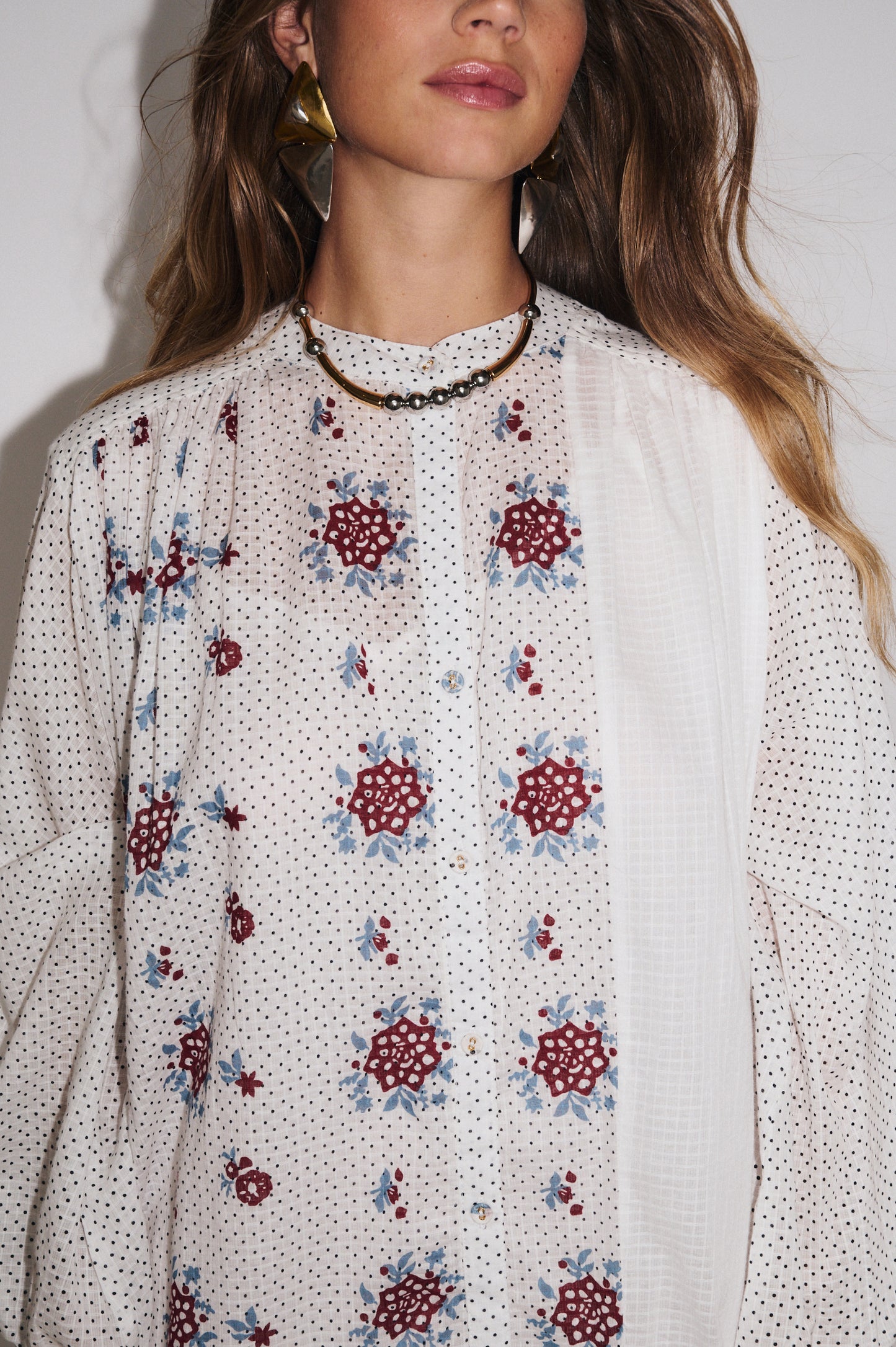 Zoom sur les détails du col mao de la robe chemise Stella Forest 