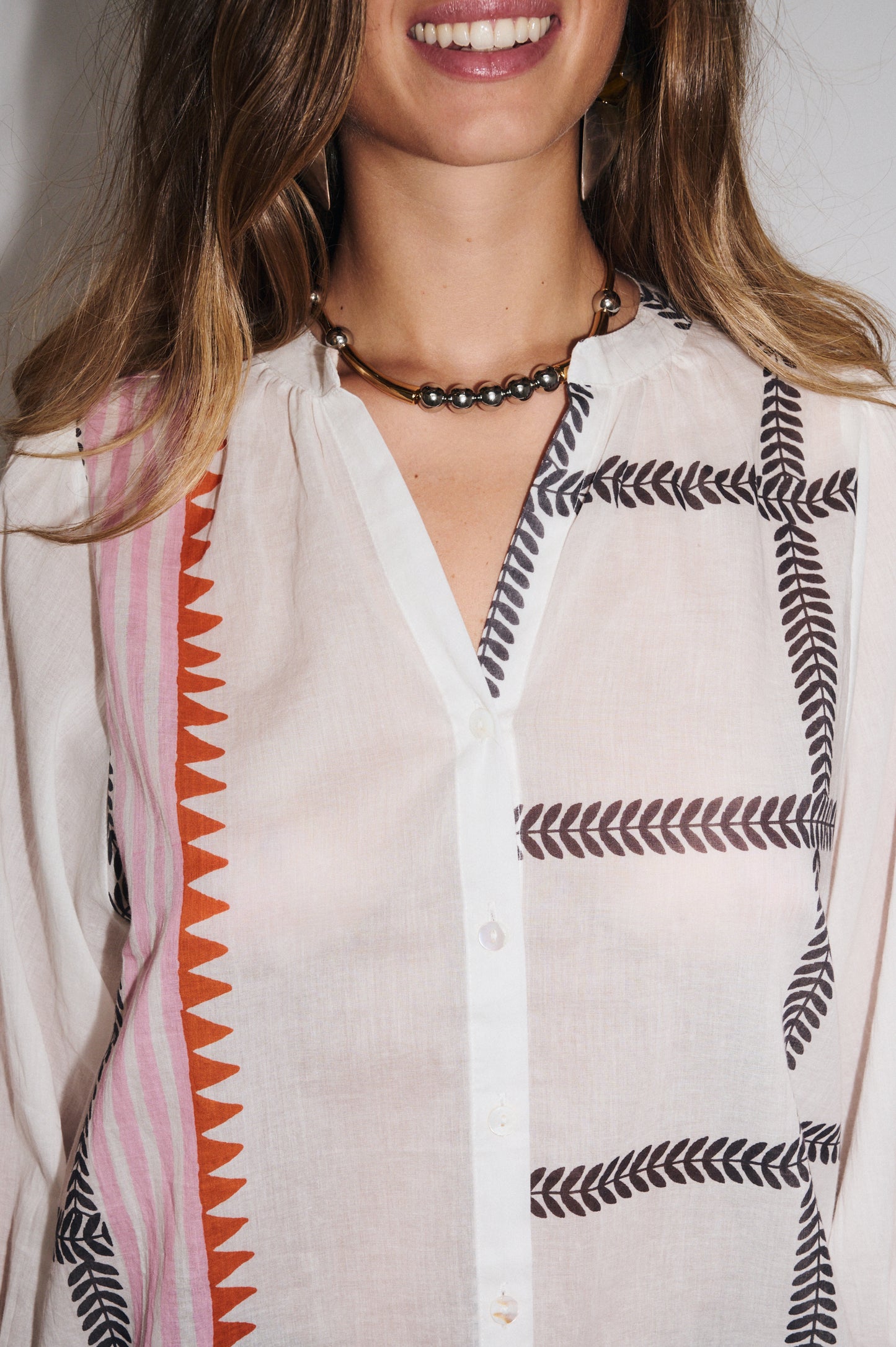 Zoom sur le col mao élégant et le détail  de l’imprimé patchwork de la chemise Solène
