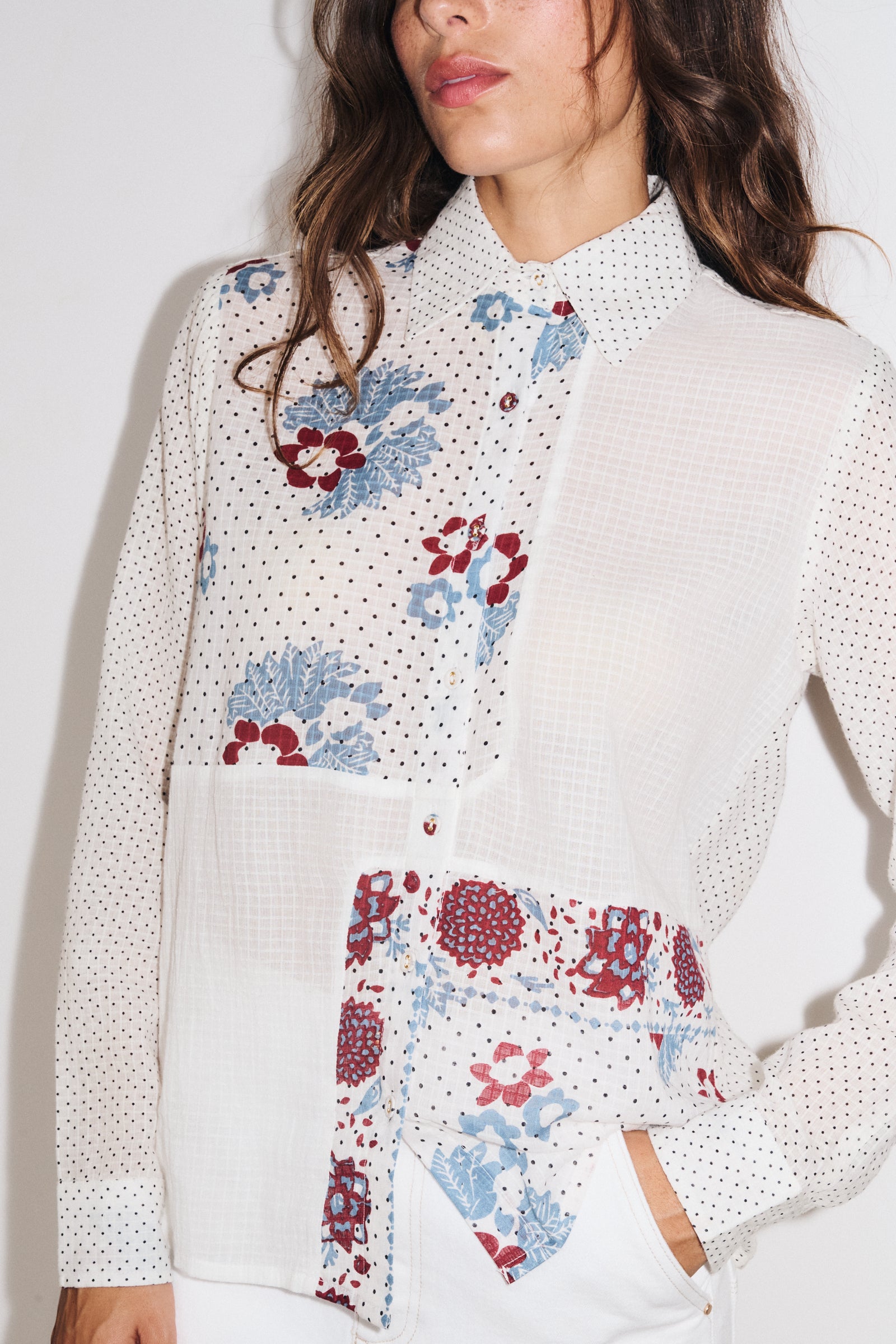 Détail du travail patch mix & match de la chemise Sunny