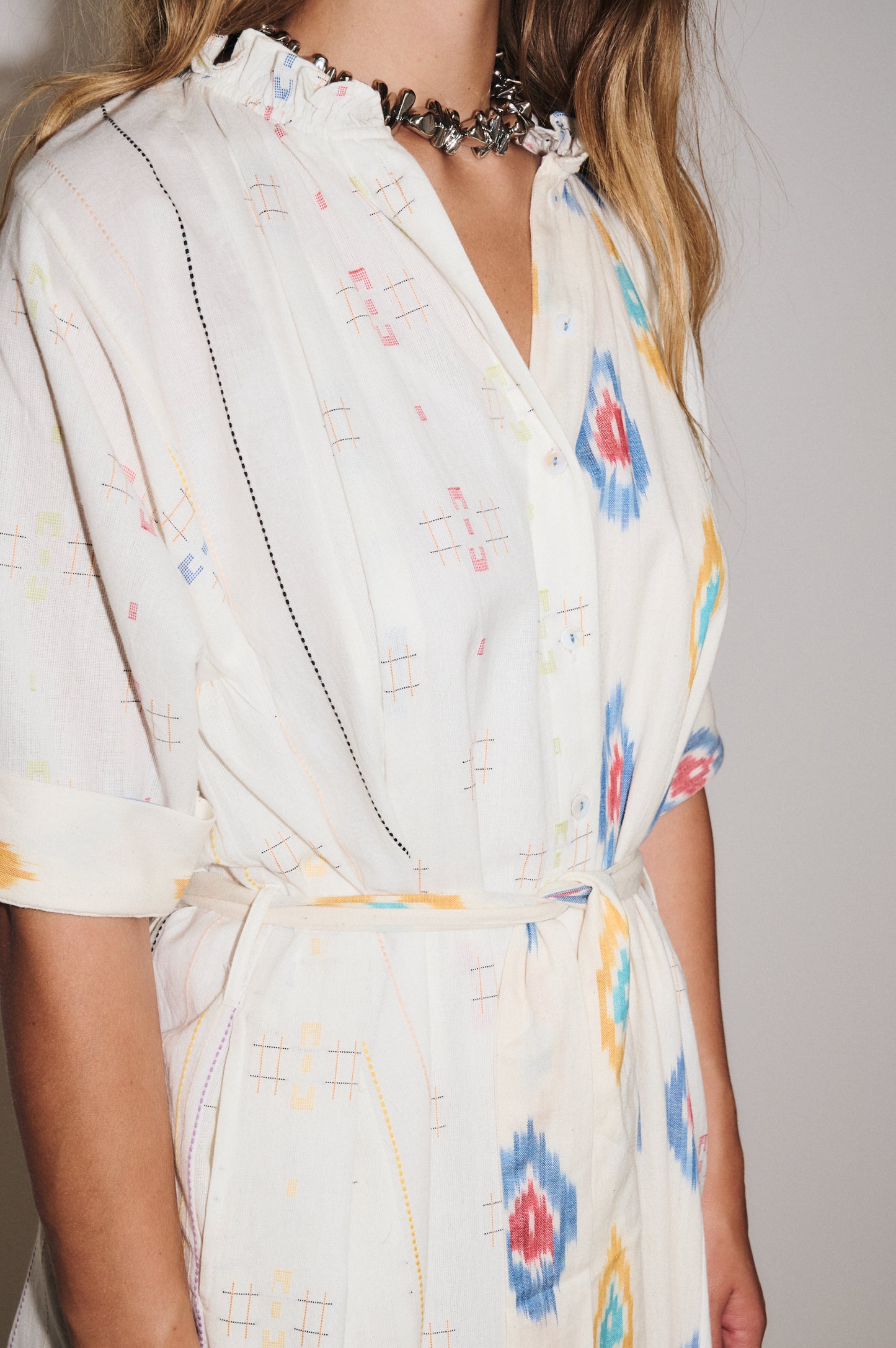 Détail col froncé à volants de la robe chemise Kaia portée ceinturée pour une silhouette bohème chic