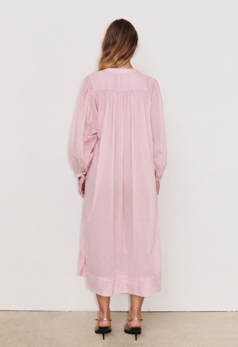 Robe bohème Gaia ample en voile de coton vue de dos en coloris blush