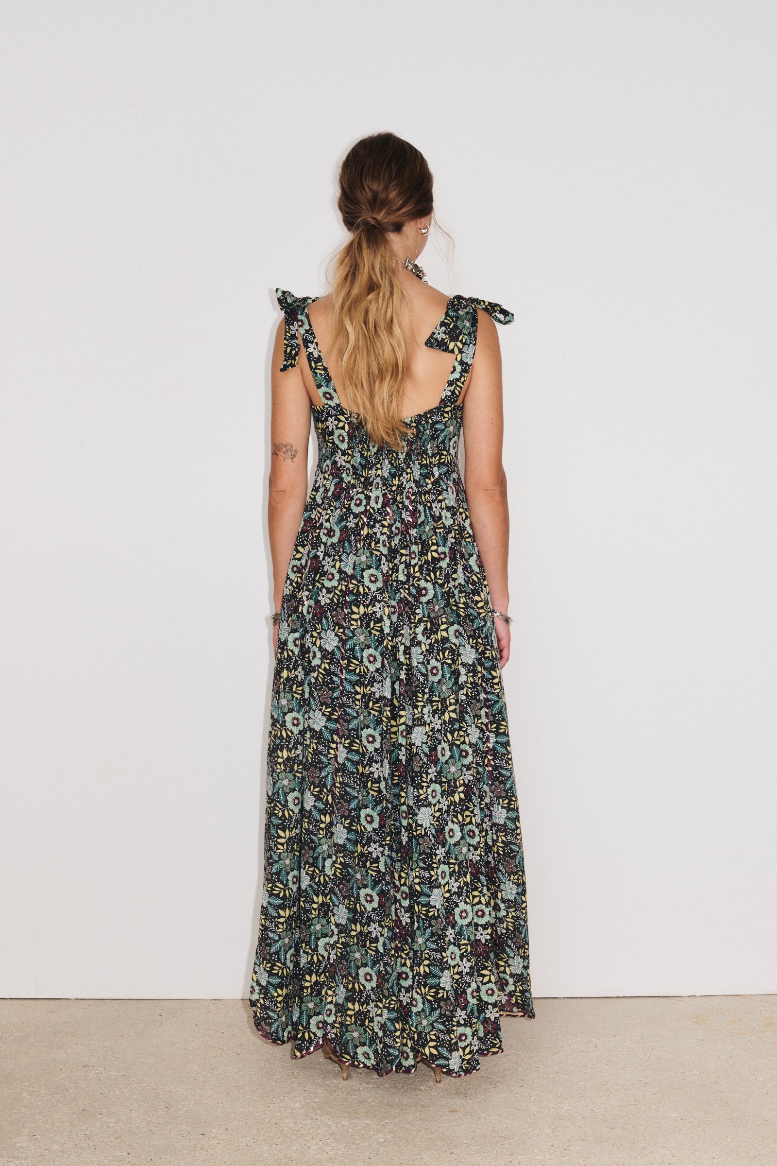 Robe Sunset Stella Forest dos, coupe ajustée et fluide
