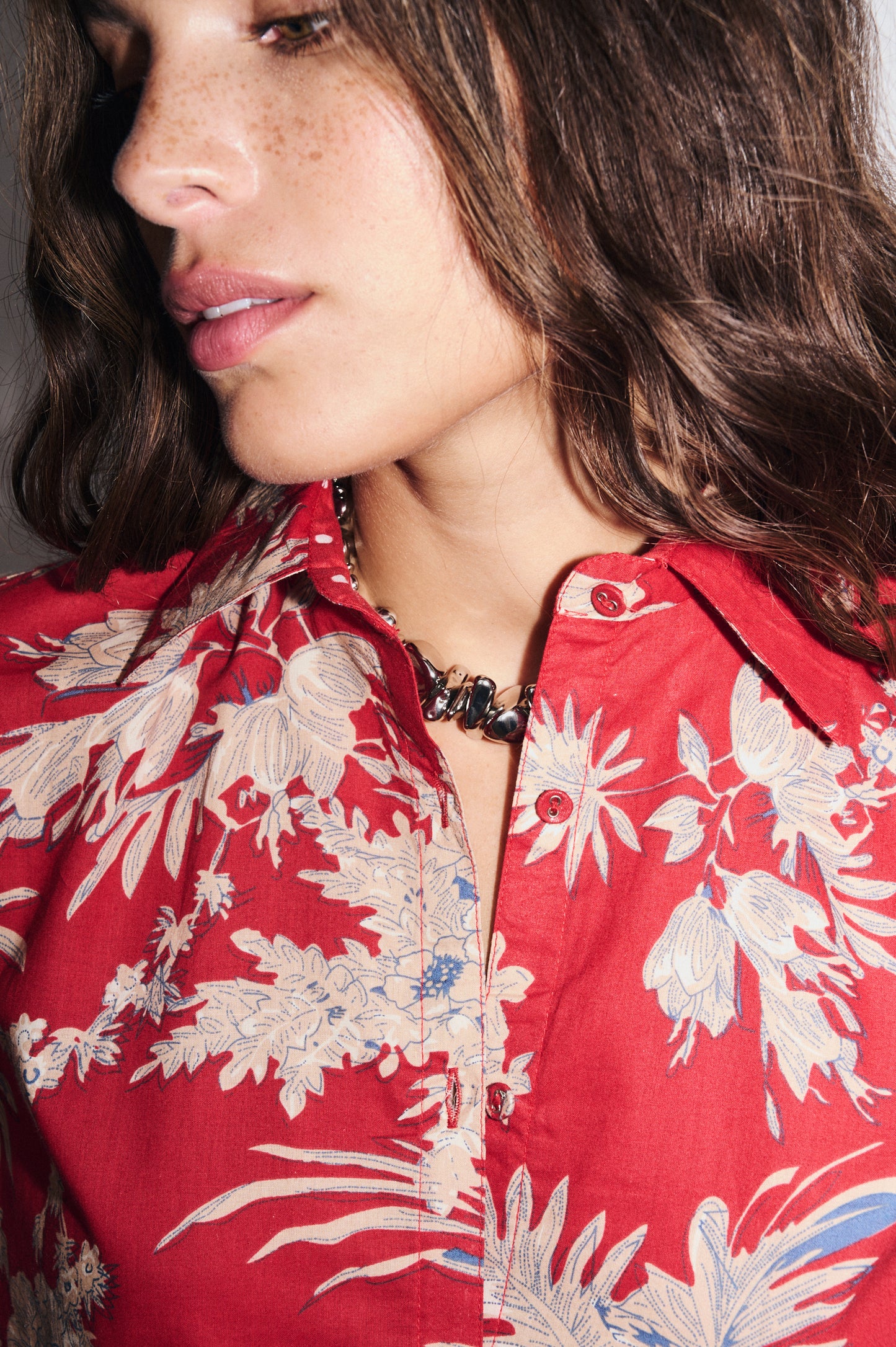 Détail voile de coton léger et boutons recouverts chemise Flavie rouge femme