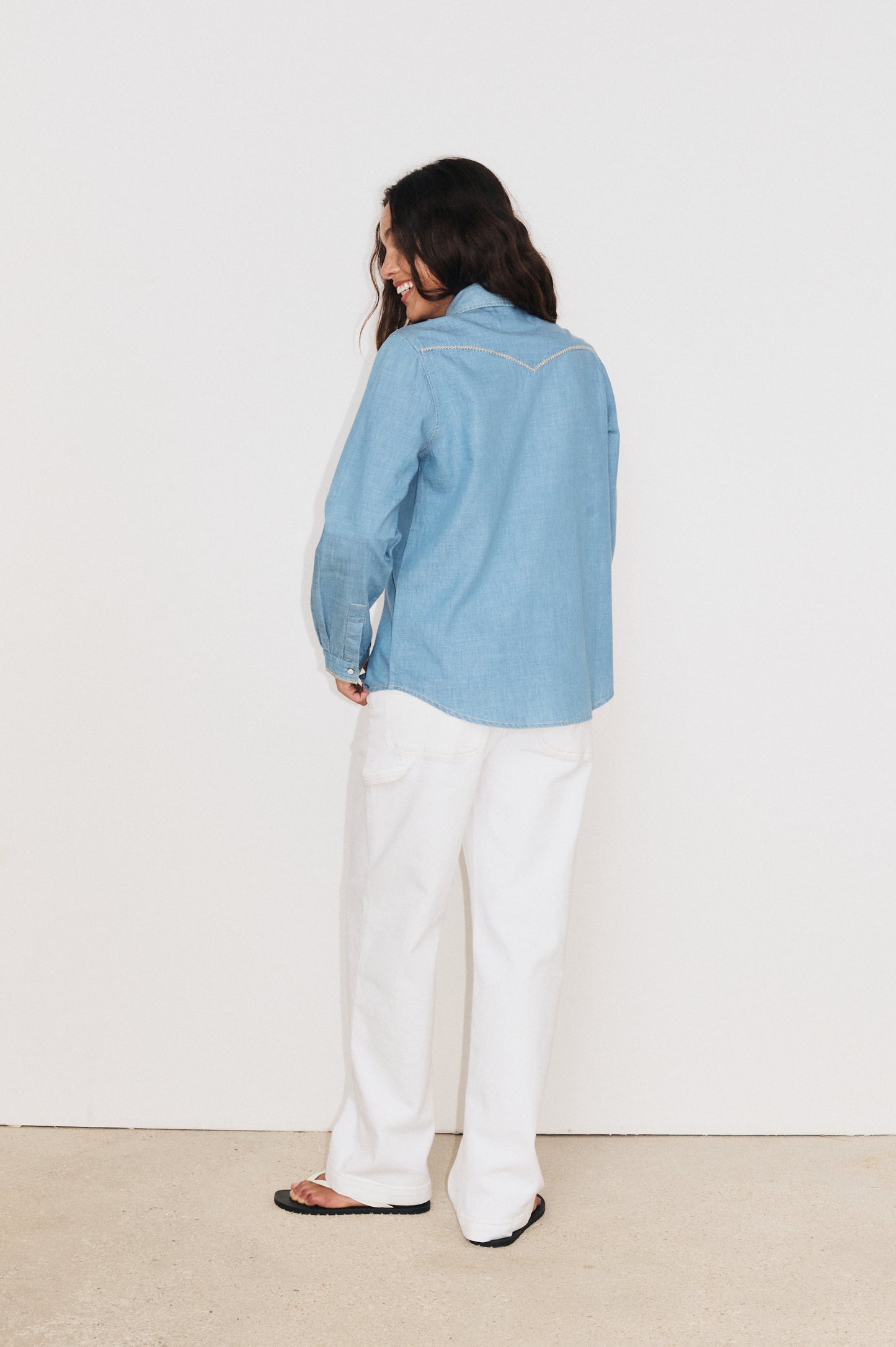 Vue dos de la chemise Hélène en denim bleu clair