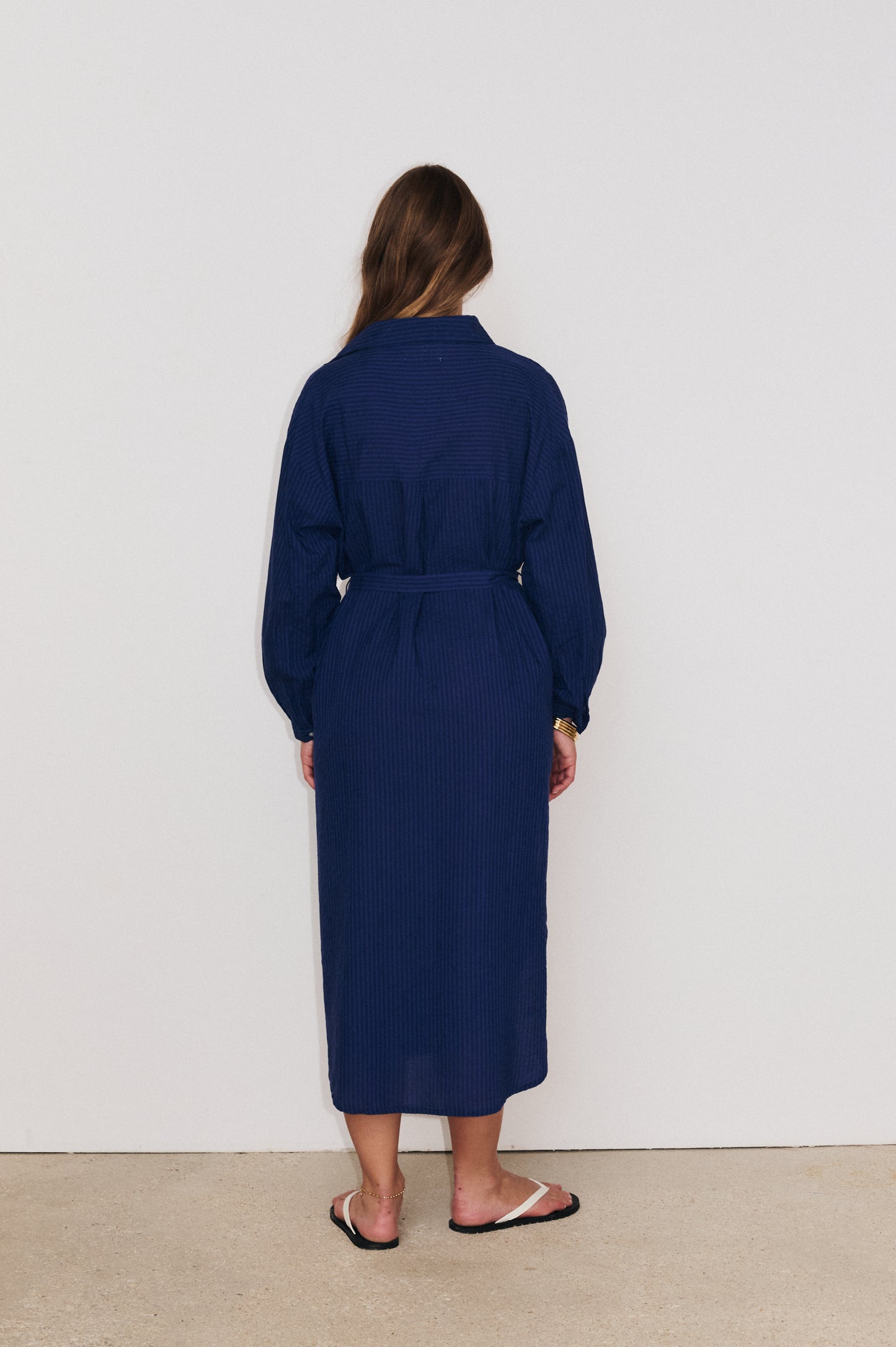 Robe longue Billie marine Stella Forest vue de dos avec coupe fluide et tombé élégant