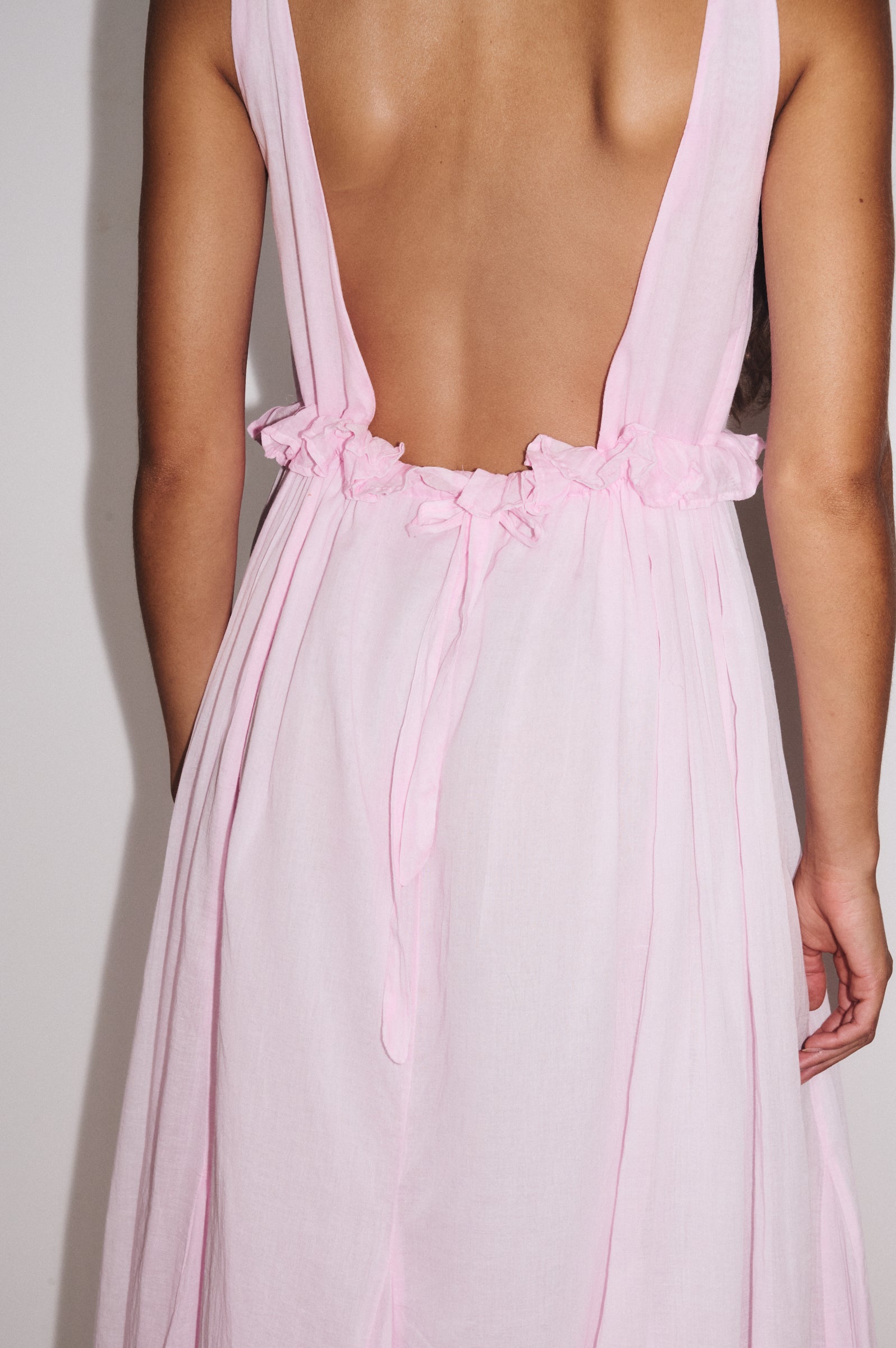 Robe Gaia blush Stella Forest vue dos, coupe longue aérienne et dos dégagé élégant