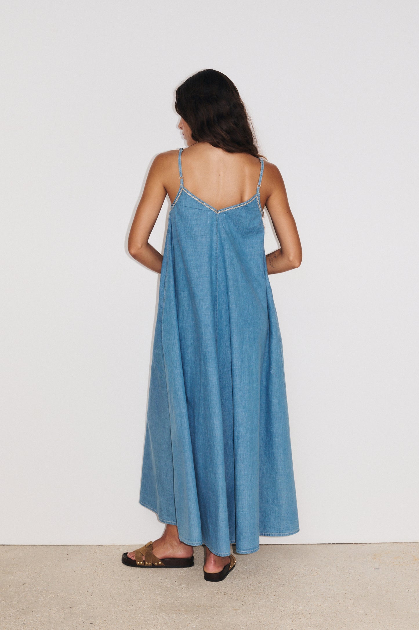 Dos de la robe brodée Stella Forest avec tombé fluide