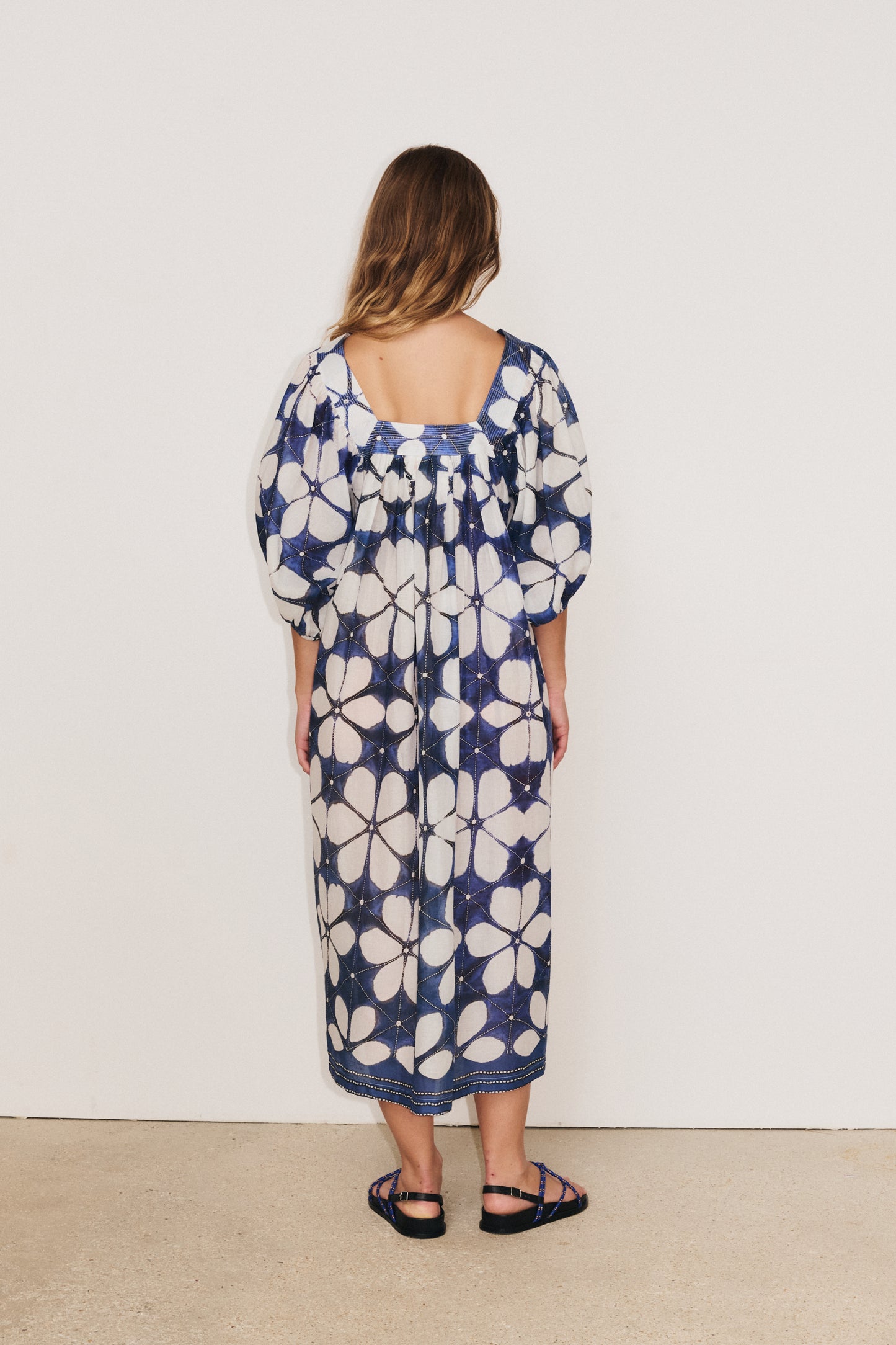Robe Lotus marron  Stella Forest vue dos, coupe fluide et naturelle