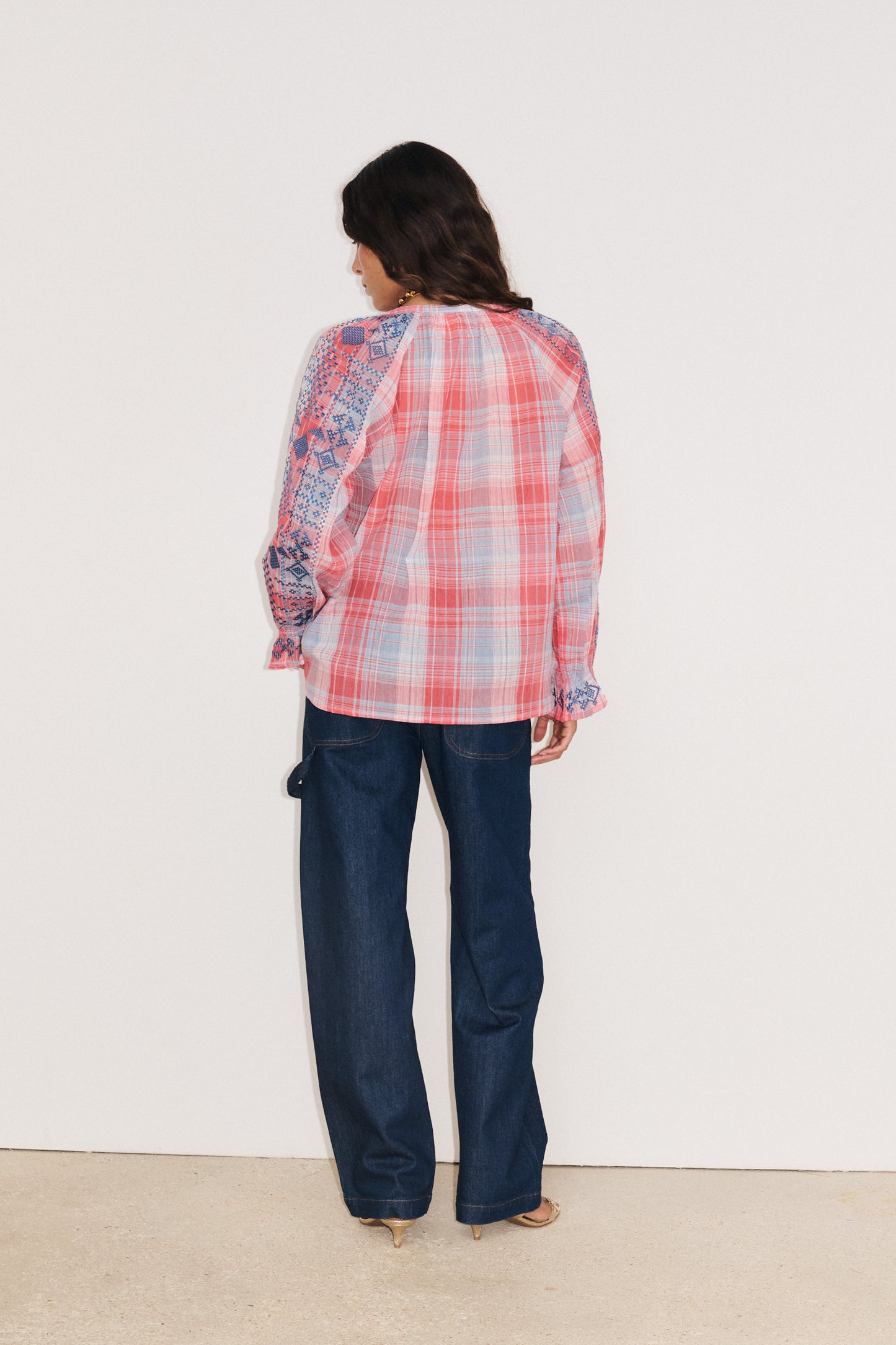 Détail coupe fluide et confortable chemise du dos de la chemise brodée Sienna Stella Forest

