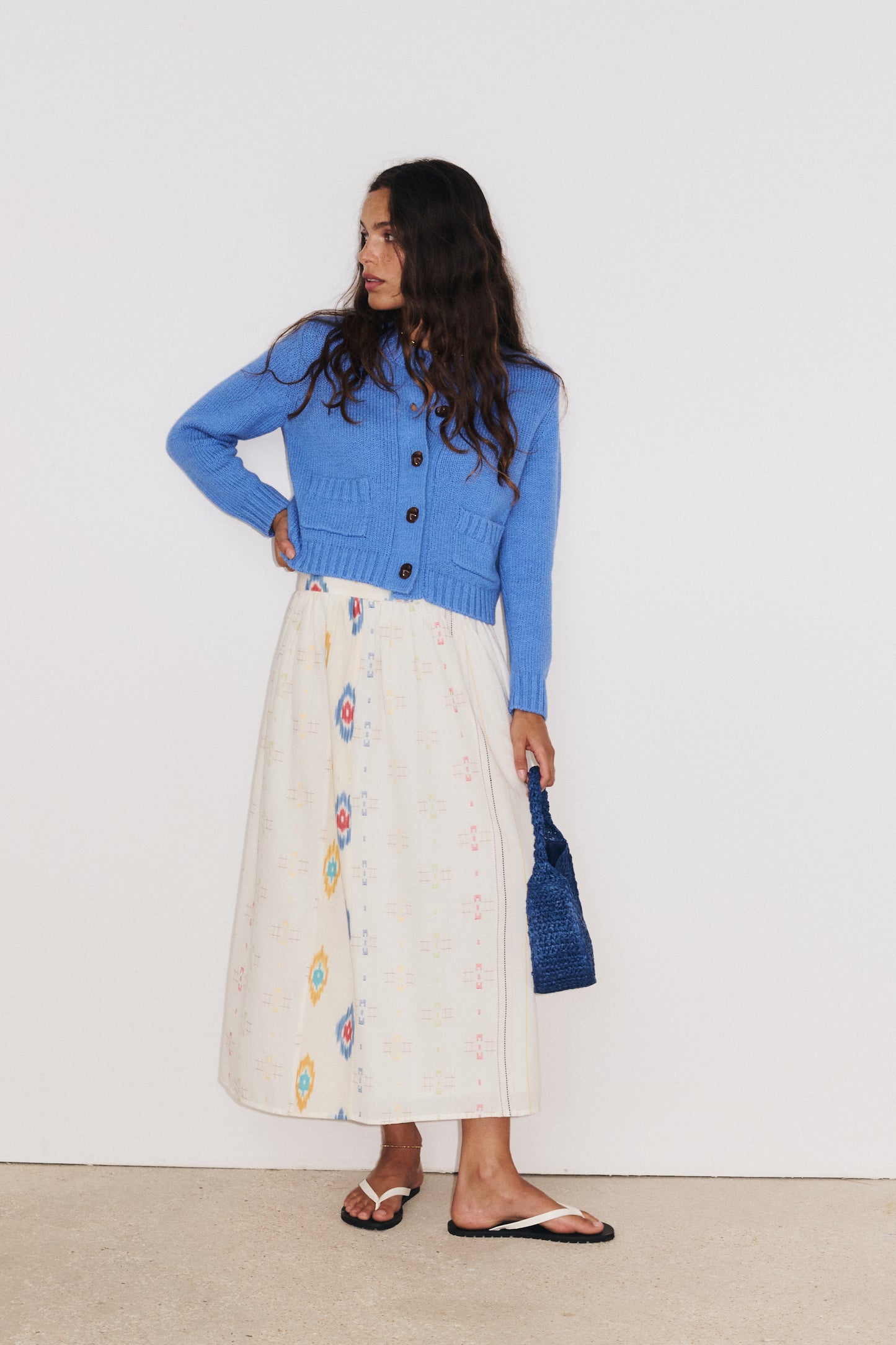 Total look Stella Forest : gilet Aza porté avec une jupe fluide, style bohème chic.