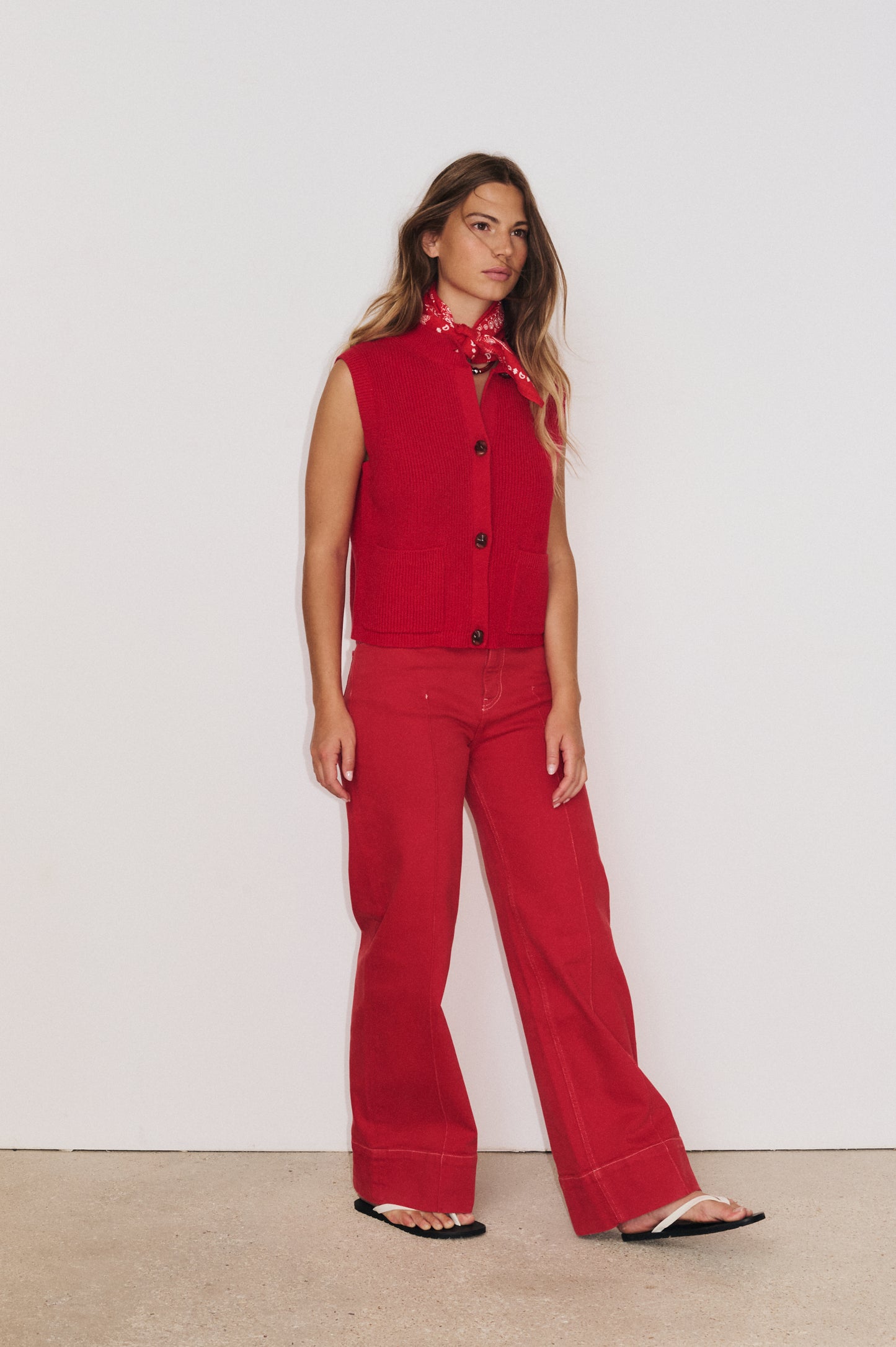 Gilet Kim rouge en coton porté, look décontracté chic Stella Forest