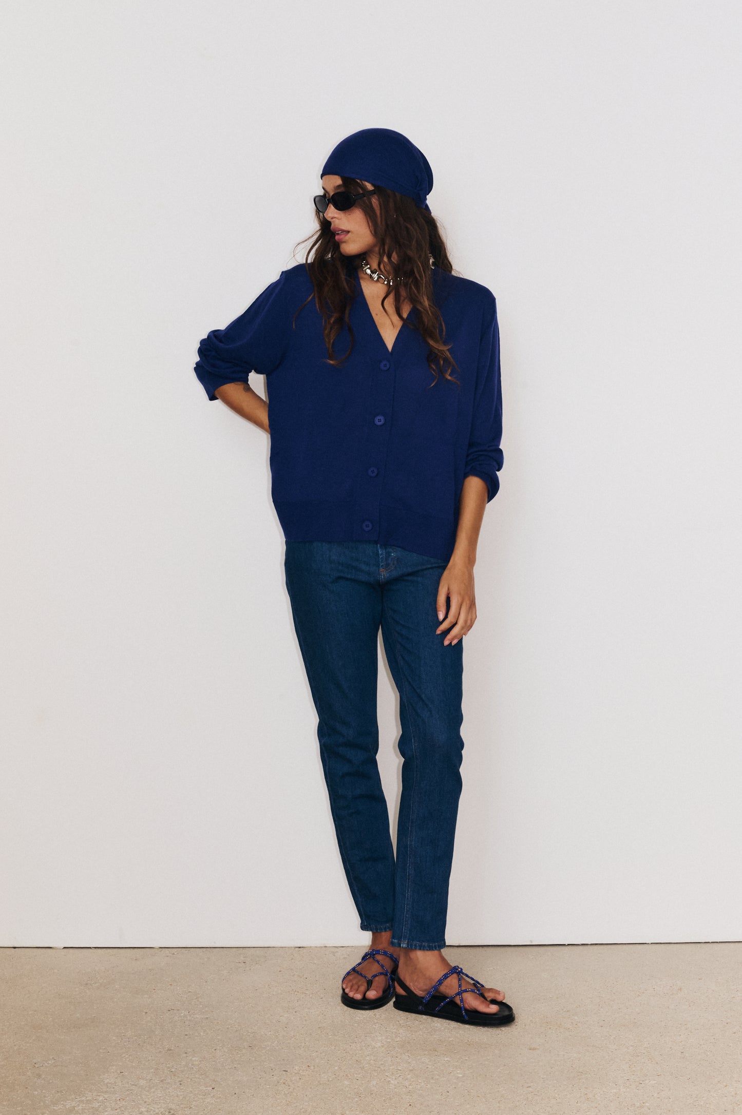 Gilet tessa en couleur bleu indigo porté en total look décontracté chic