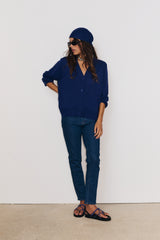 Gilet tessa en couleur bleu indigo porté en total look décontracté chic
