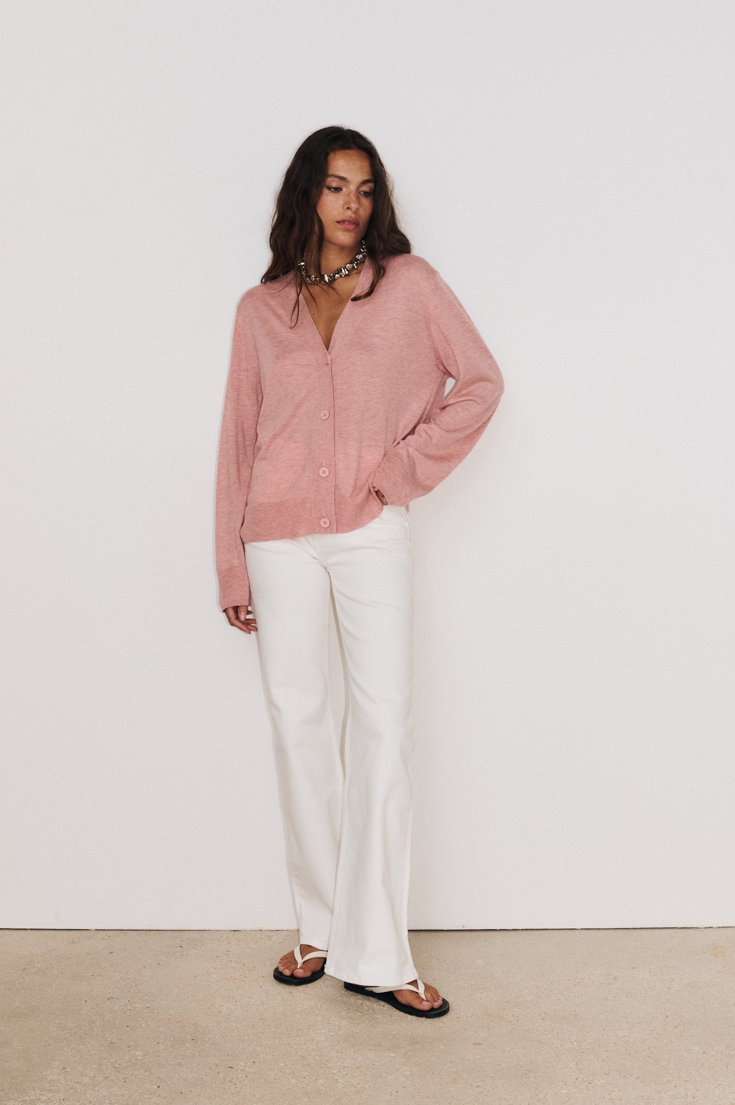 Gilet Tessa rose Stella Forest porté en total look, silhouette élégante et structurée