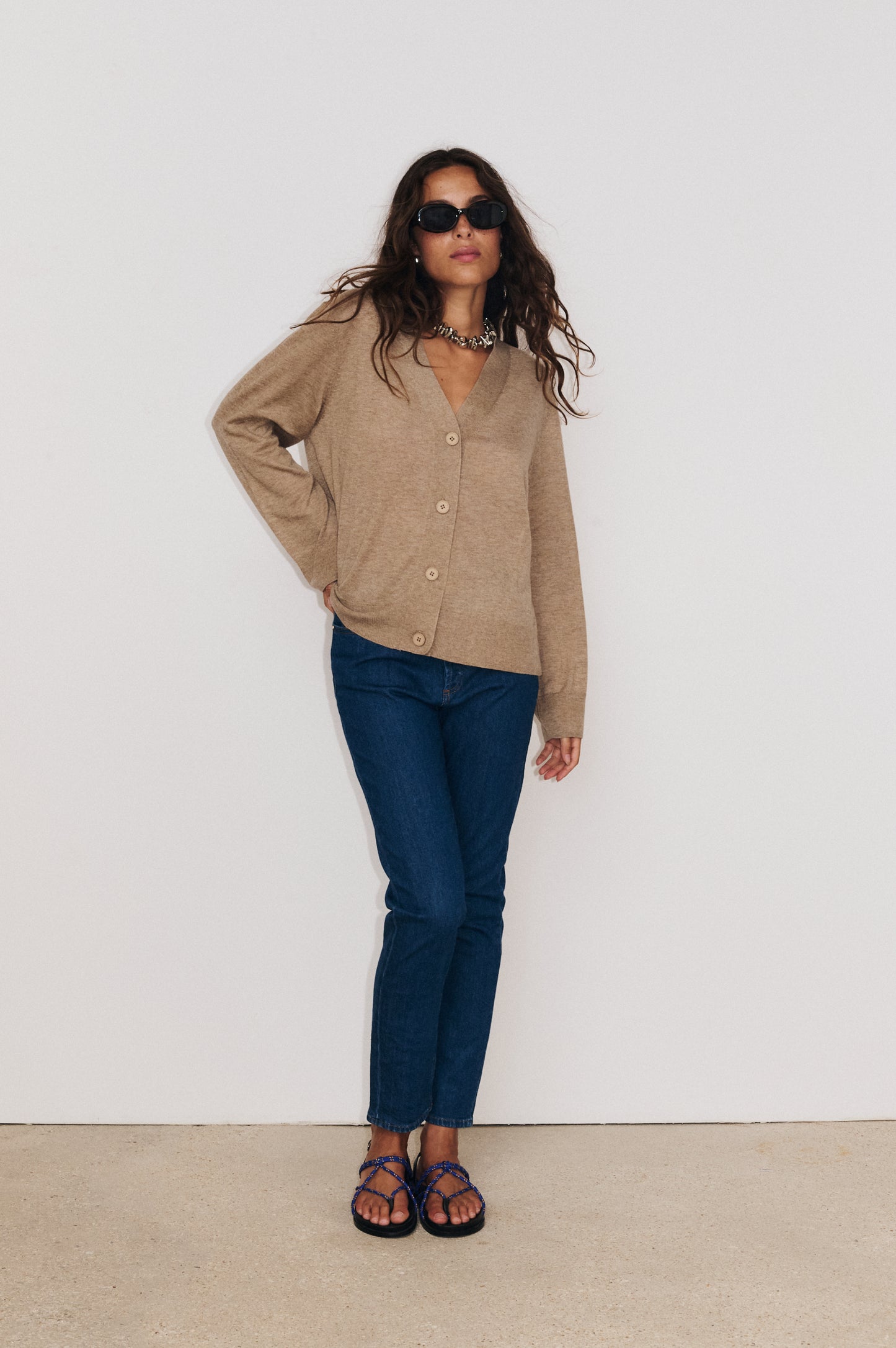 Gilet Tessa couleur taupe Stella Forest porté en total look, silhouette élégante et structurée