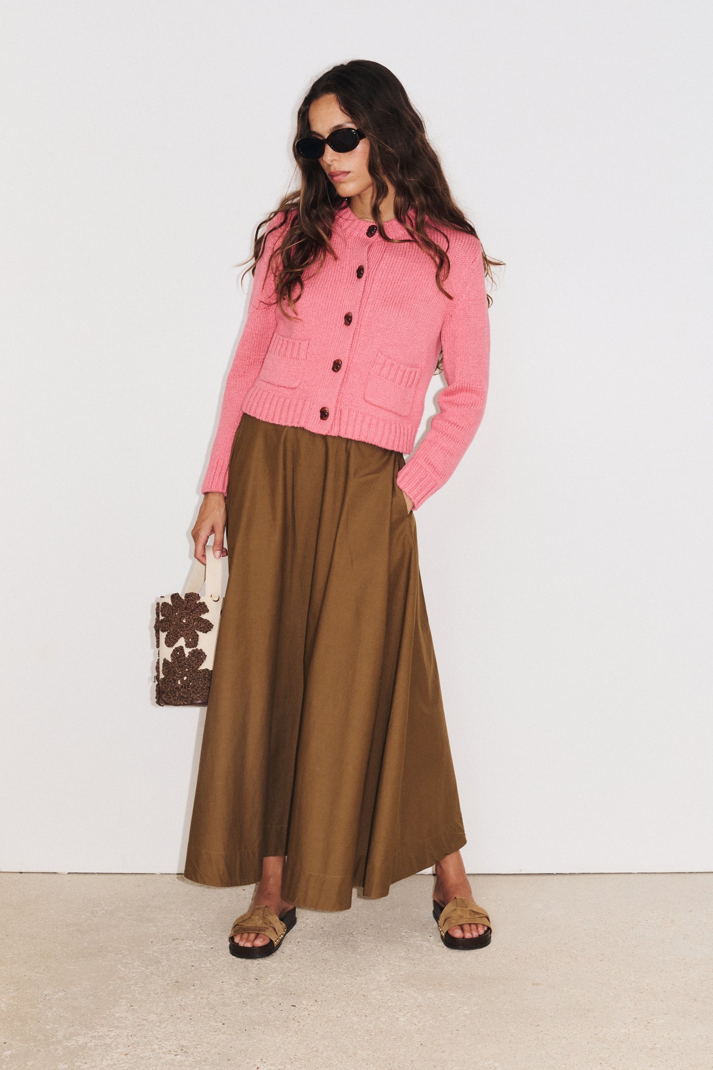 Total look Stella Forest : gilet Aza porté avec une jupe fluide, style bohème chic.