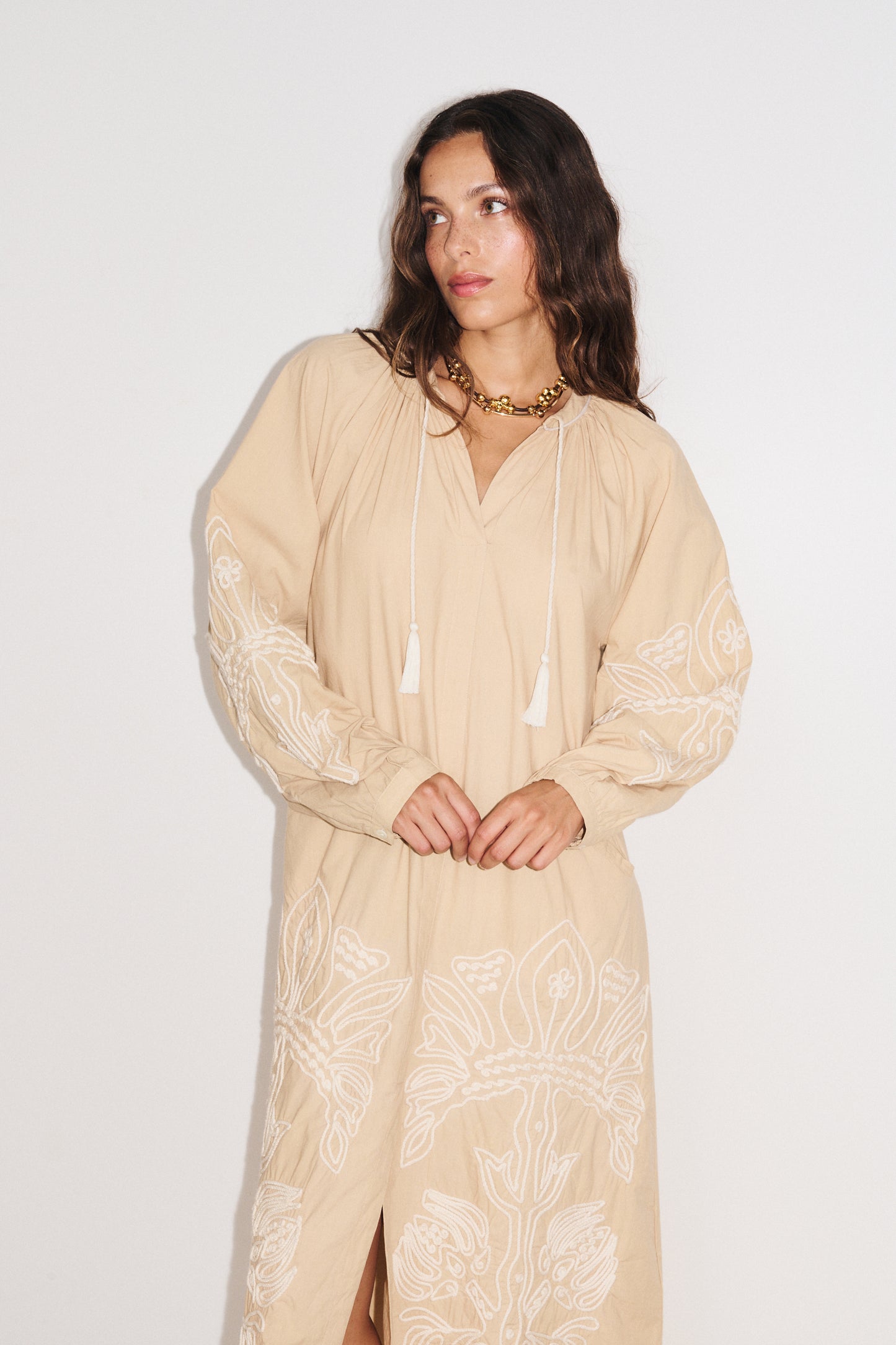 Robe Alma Stella Forest vue de face, manches longues et silhouette longue