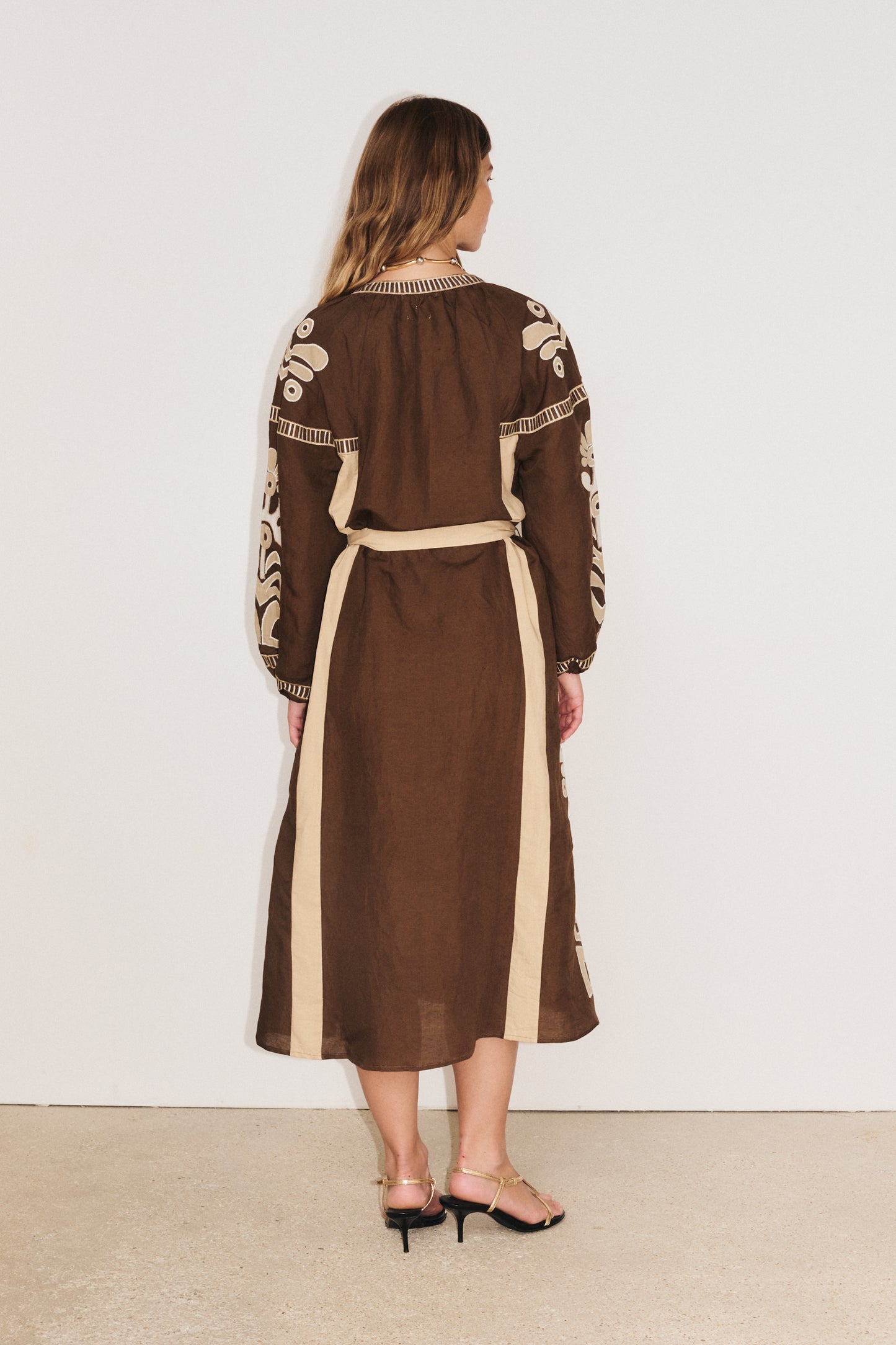 Robe Anouck Stella Forest vue dos, coupe longue fluide et esprit bohème