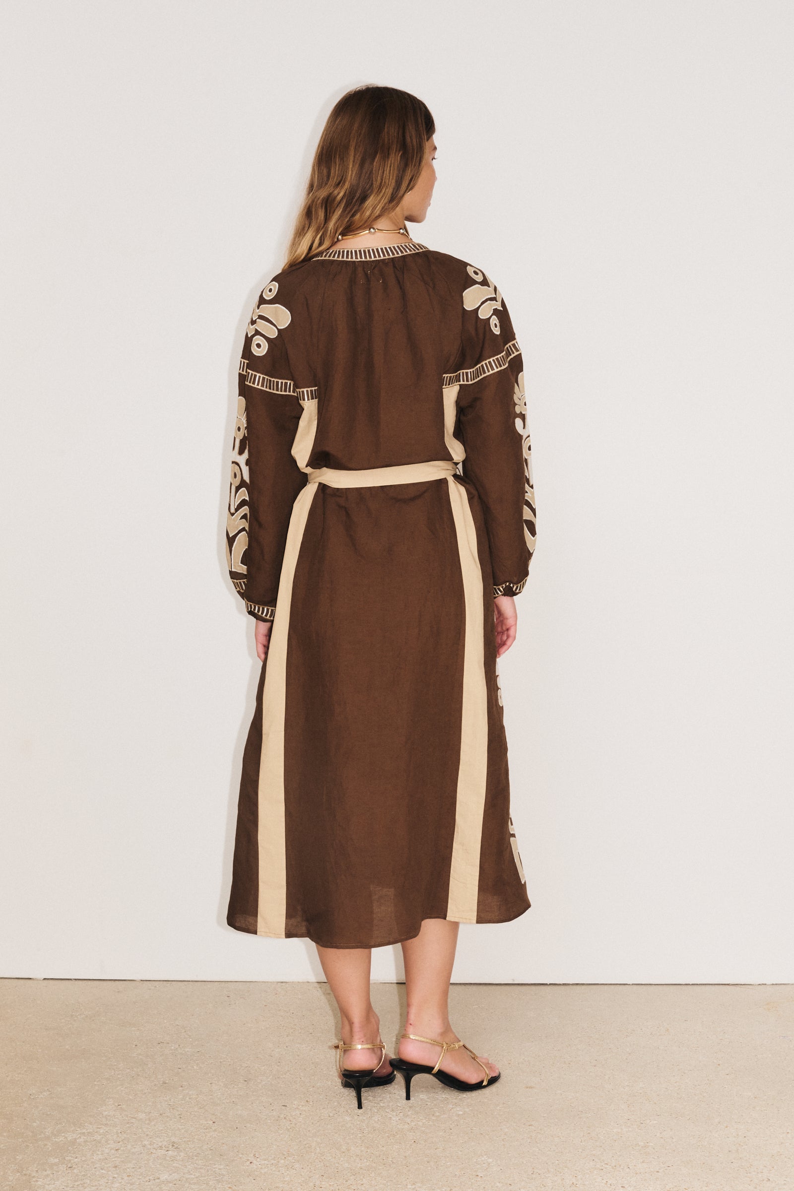 Robe Anouck Stella Forest vue dos, coupe longue fluide et esprit bohème