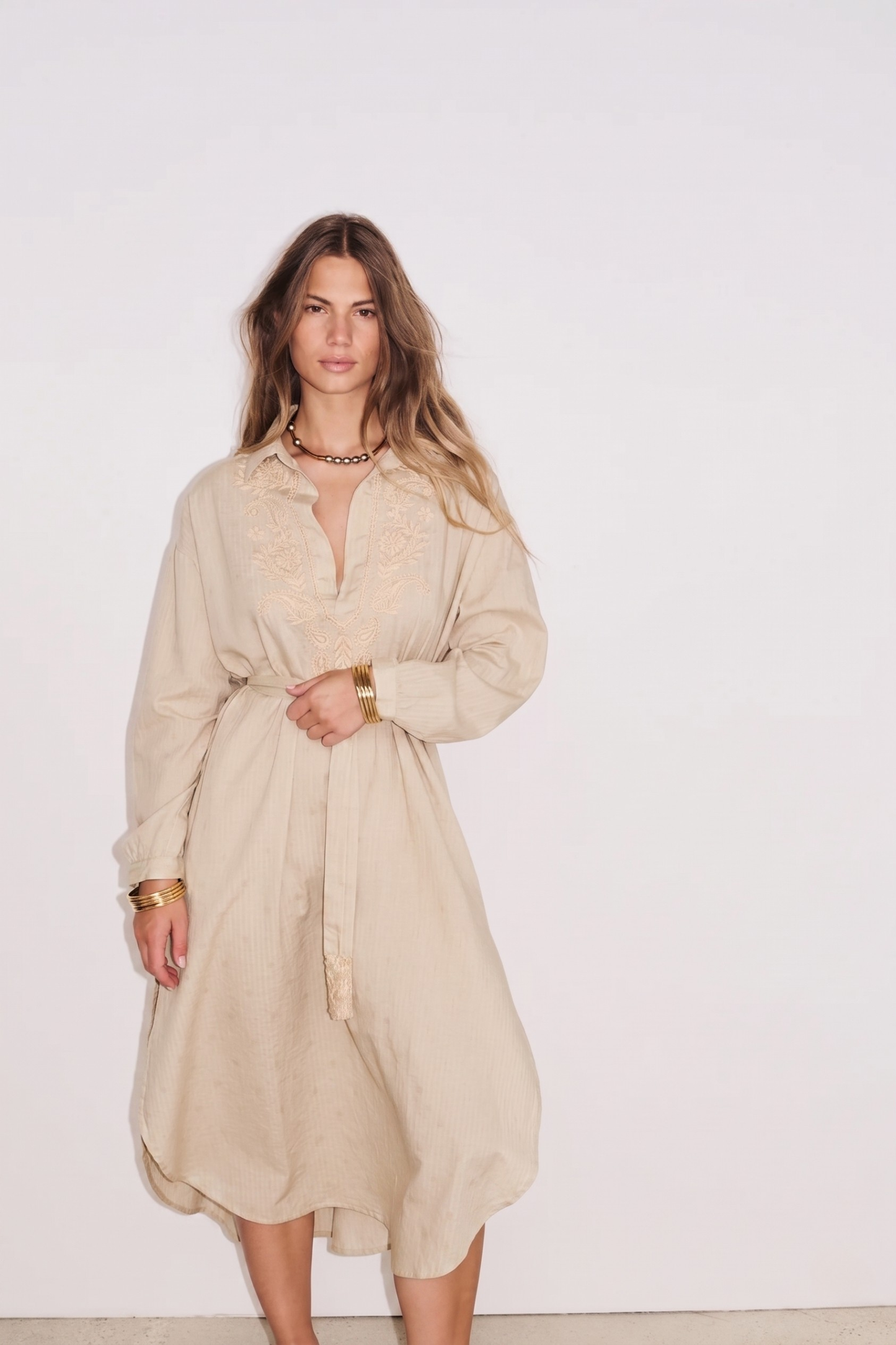 Robe Billie écru Stella Forest portée avec allure bohème chic