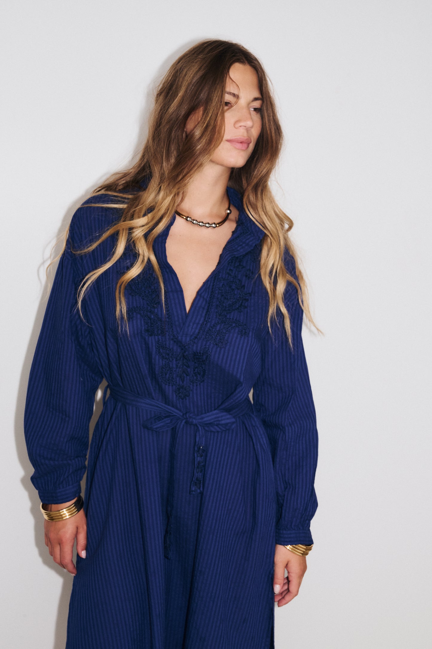 Robe longue Billie marine Stella Forest vue de face avec broderie plastron