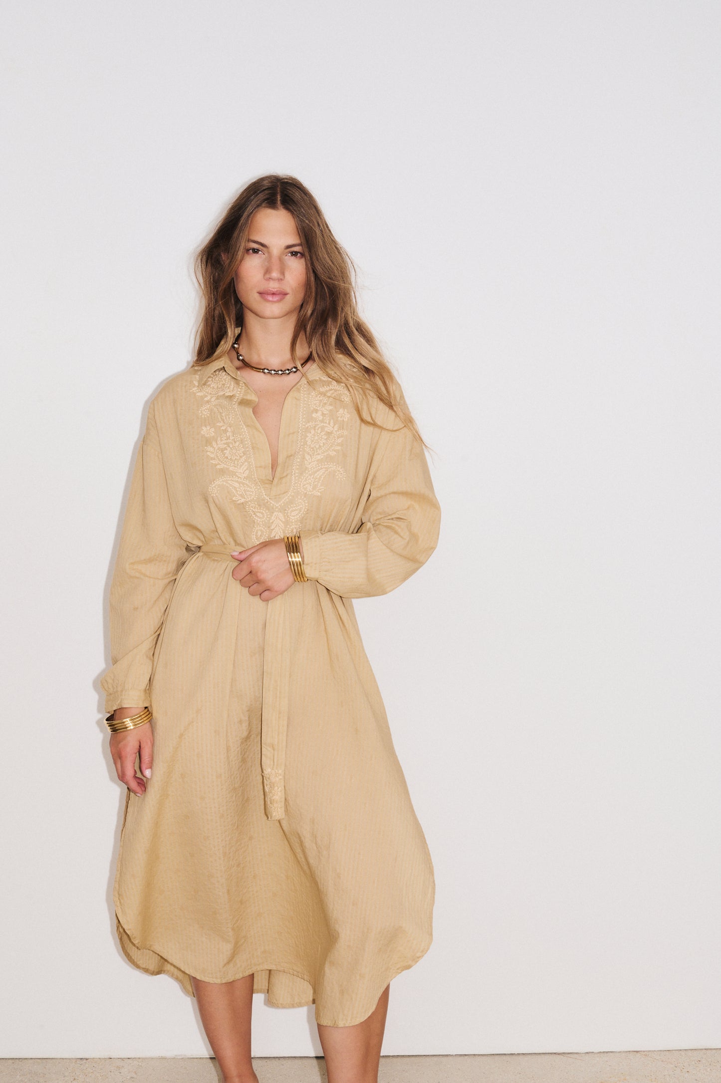 Robe longue brodée Billie Stella Forest en couleur rafia avec ceinture assortie