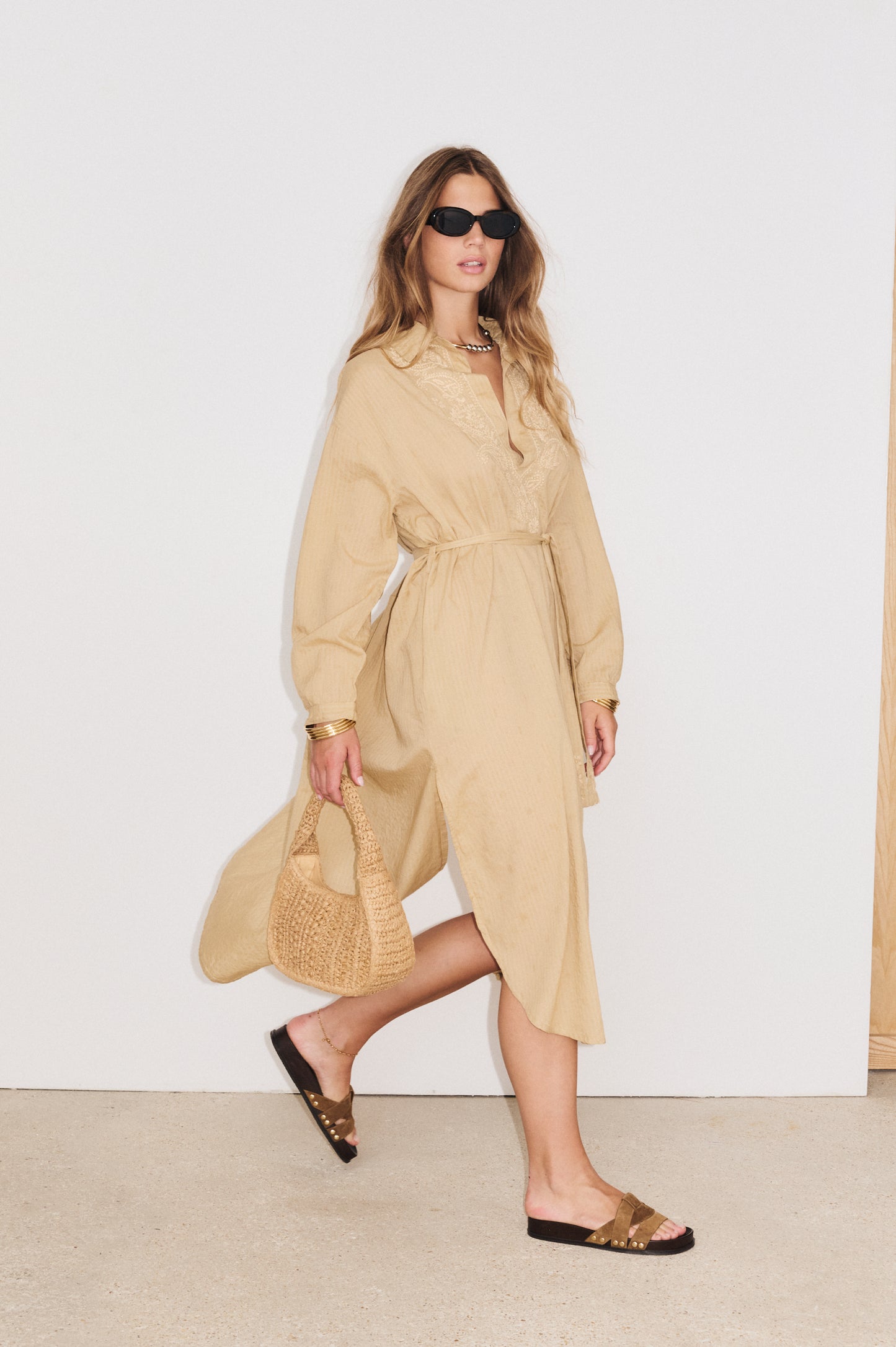 Robe Billie rafia Stella Forest portée avec allure bohème chic