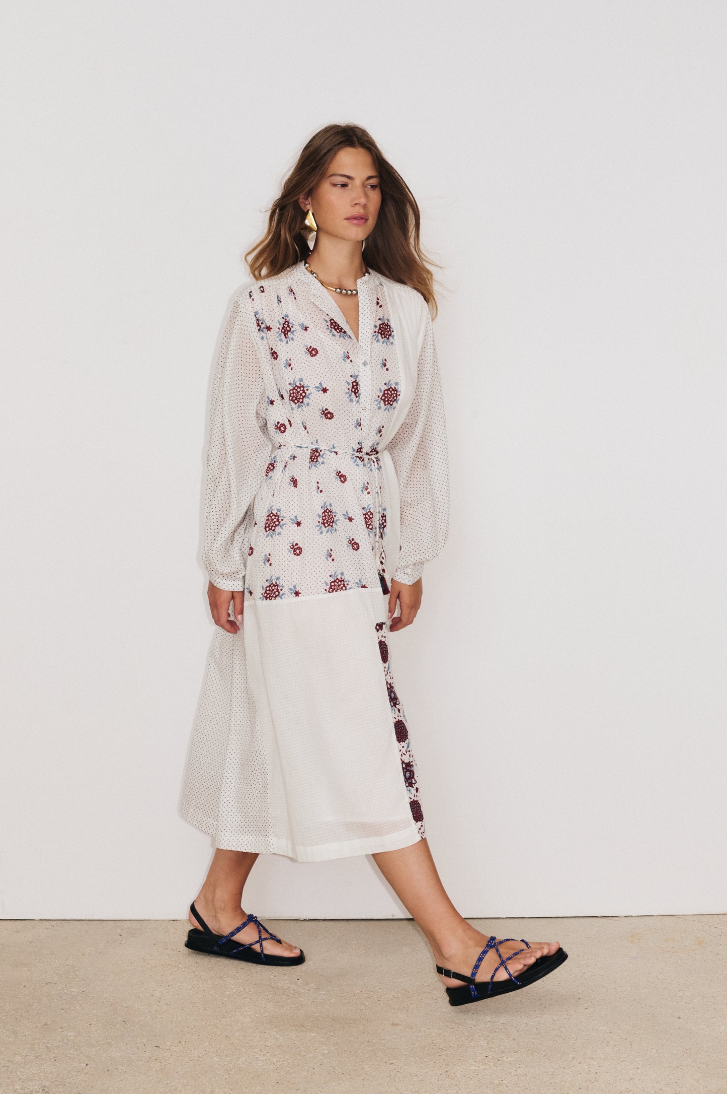 Robe chemise Sunny, Stella Forest portée, silhouette midaxi structurée et moderne