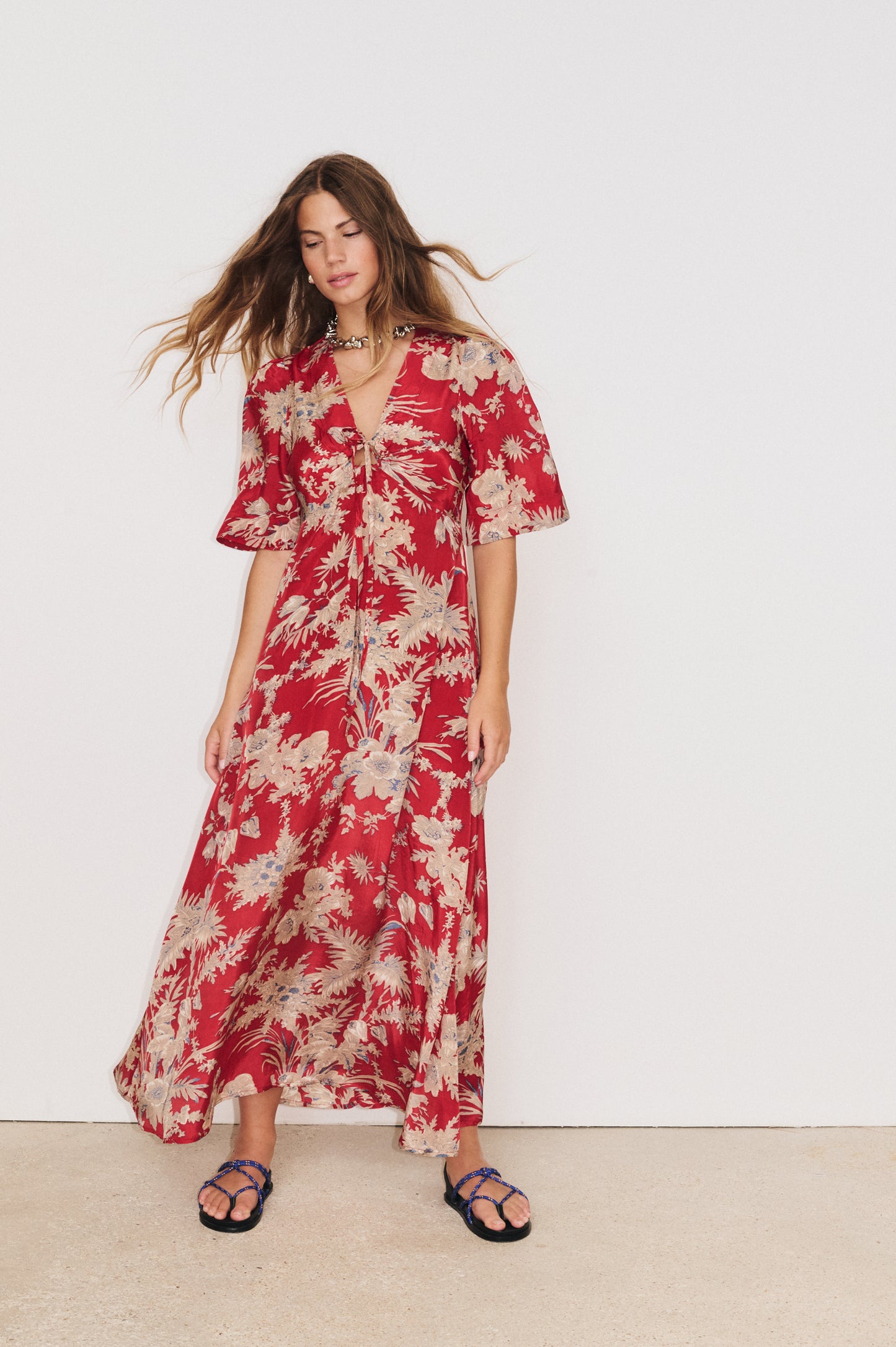 Robe Flavie rouge  Stella Forest  portée : rendu coupe fluide et silhouette élégante