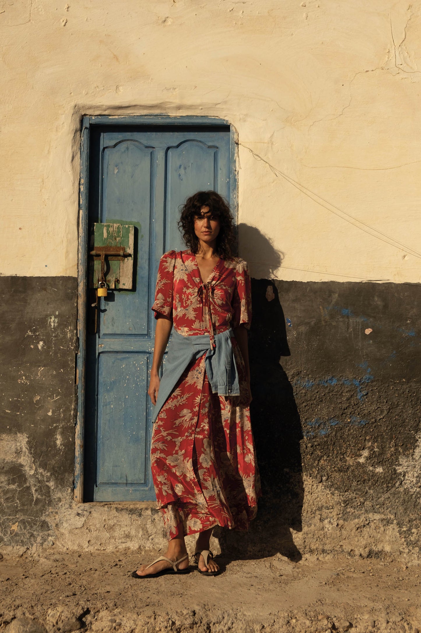 Robe longue bohème rouge FLAVIE en viscose fluide portée 