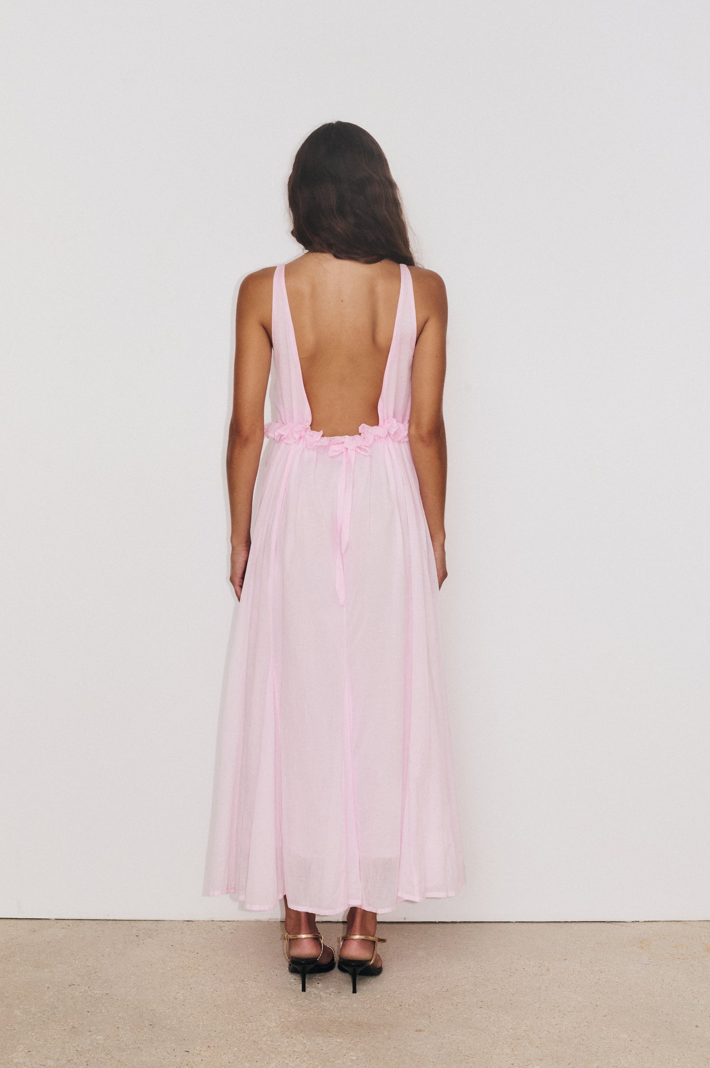 Robe Gaia blush Stella Forest vue dos, coupe longue aérienne et dos dégagé élégant