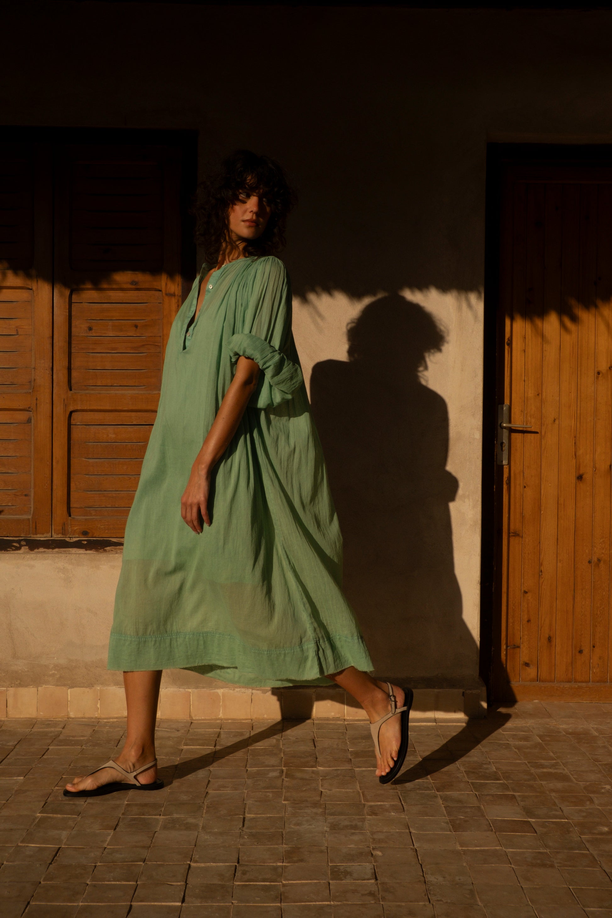 Robe midaxi Gaia céladon Stella Forest en voile de coton, coupe ample bohème chic