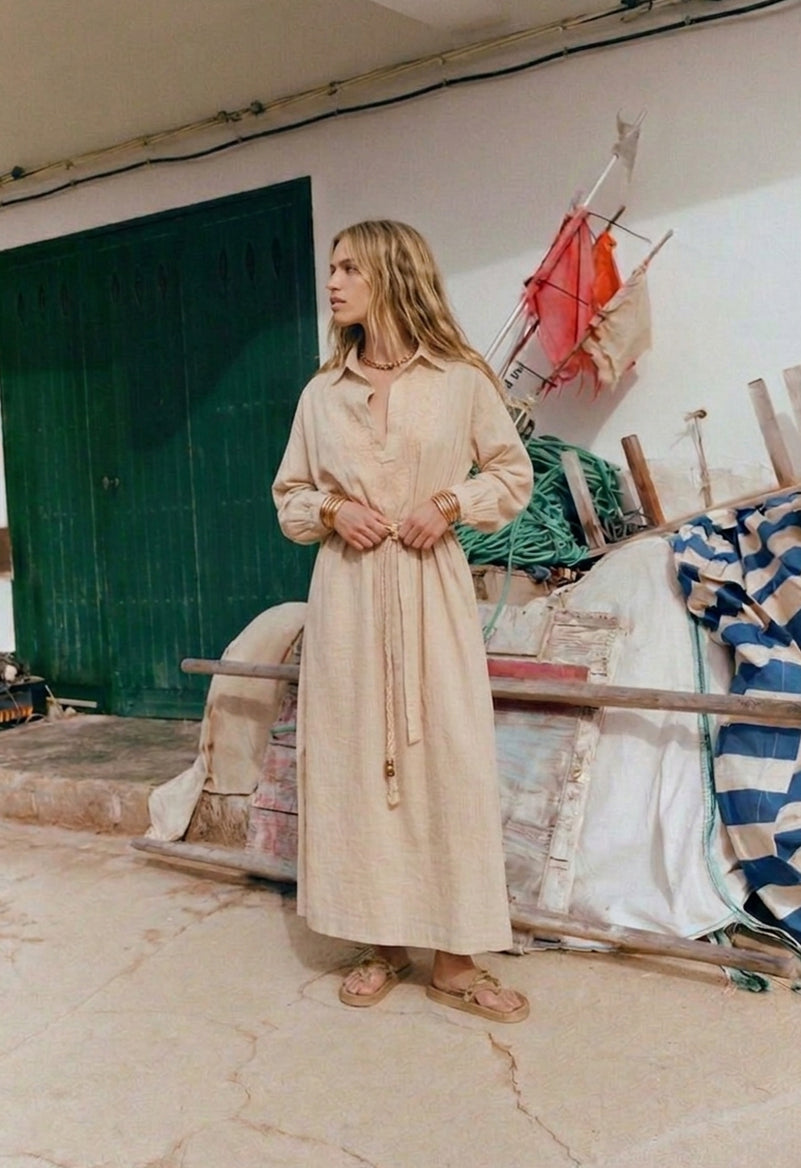 Robe Billie écru portée, silhouette fluide et élégante