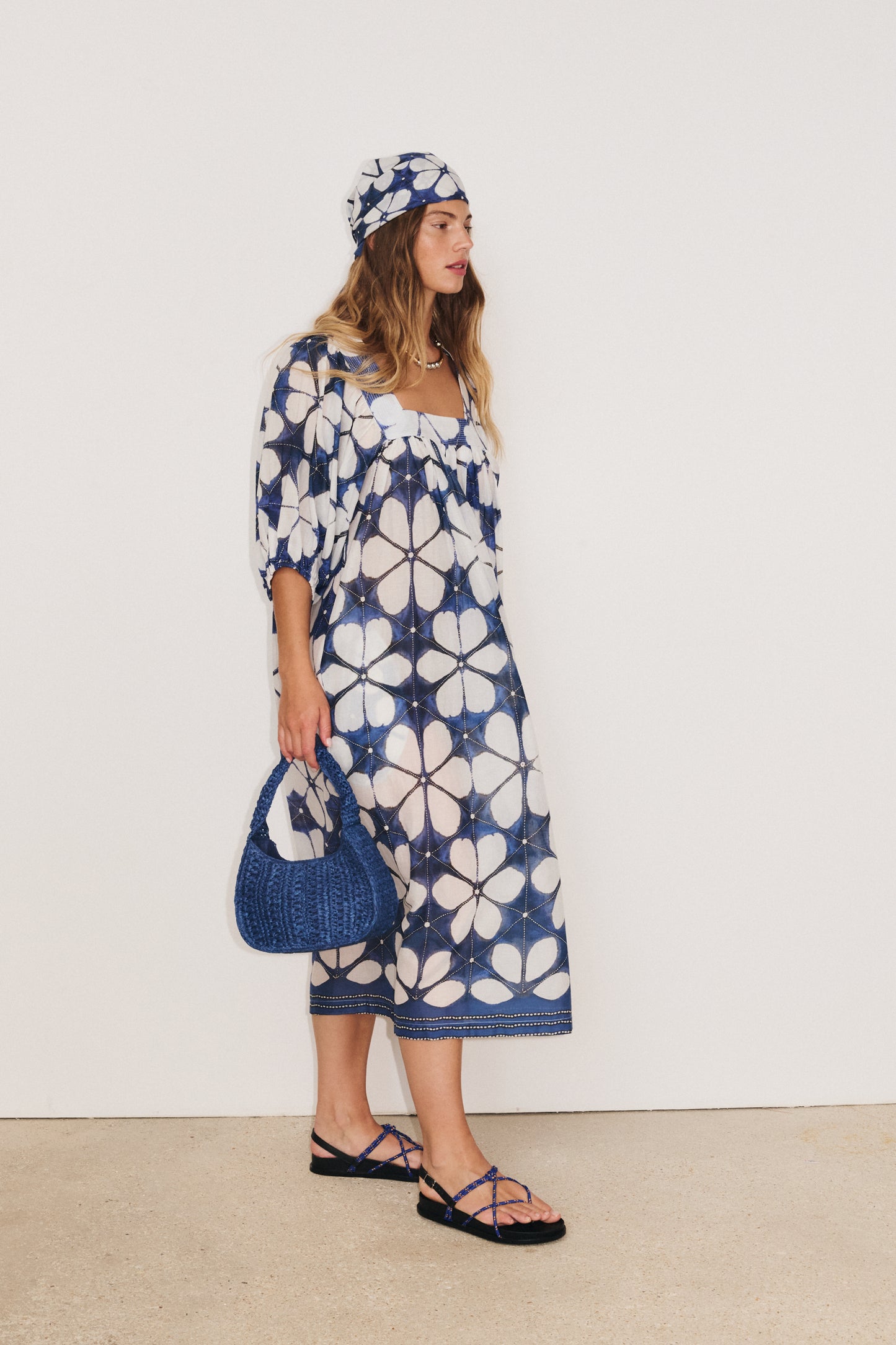 Robe Lotus en coloris indigo Stella Forest portée, allure estivale élégante