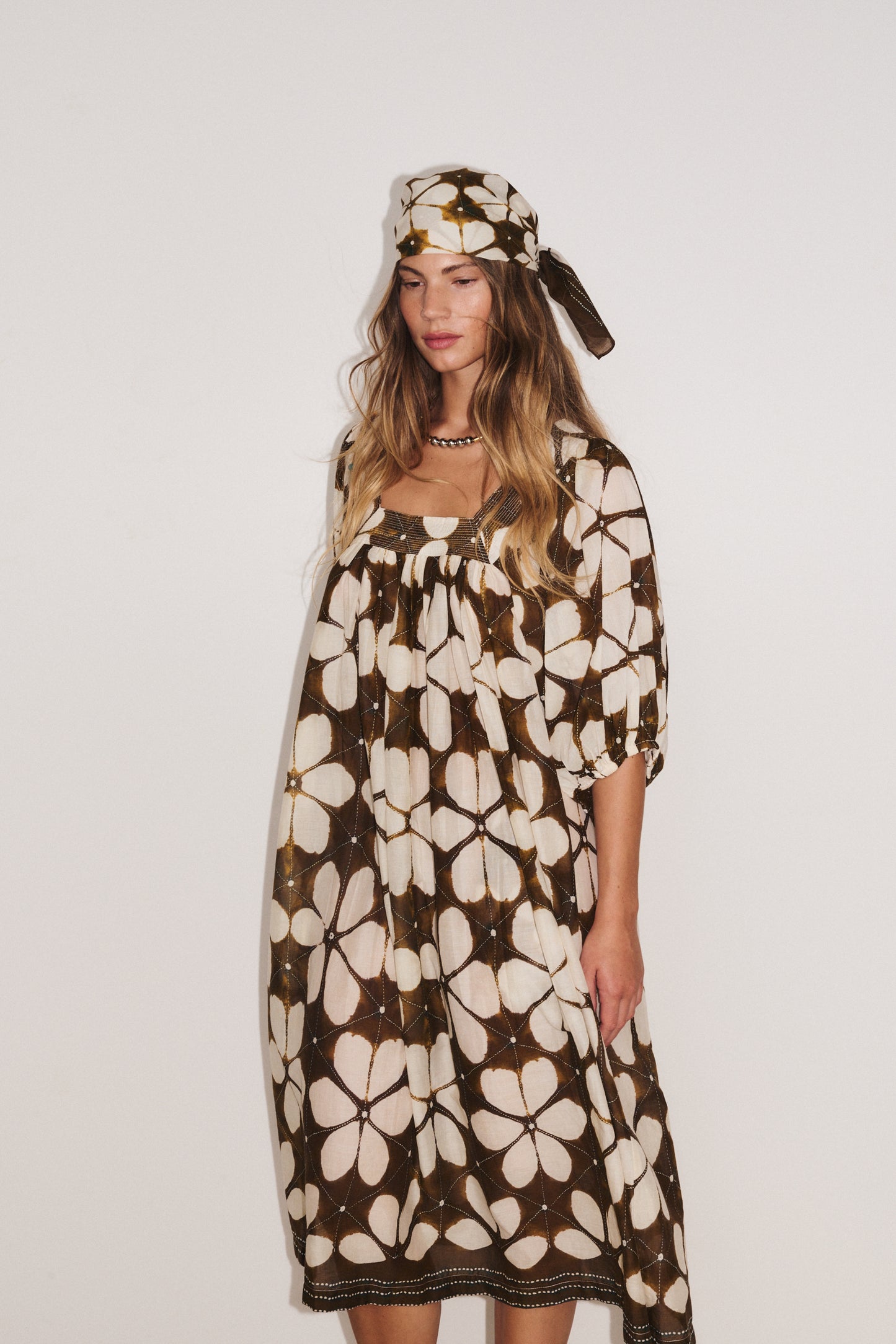 Robe Lotus marron Stella Forest portée, allure estivale élégante