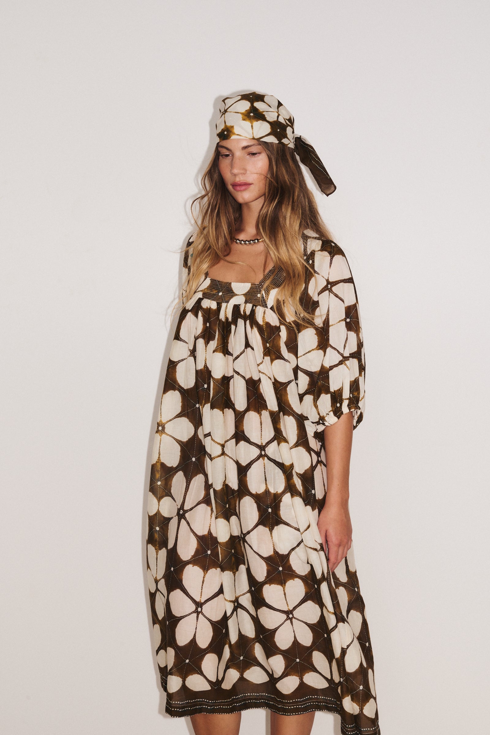 Robe Lotus marron Stella Forest portée, allure estivale élégante