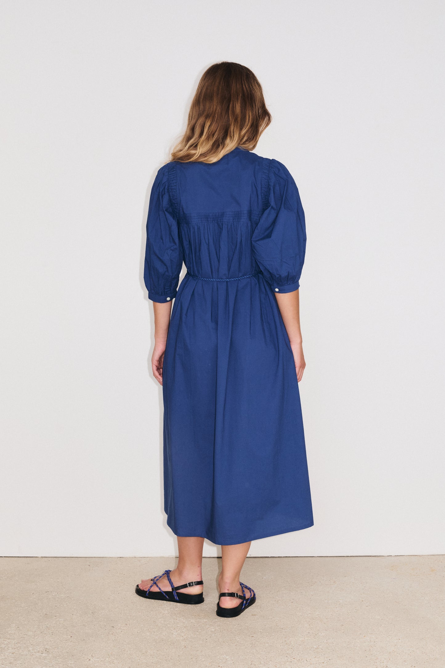 Vue dos de la robe Octavie indigo Stella Forest à la coupe ample et fluide