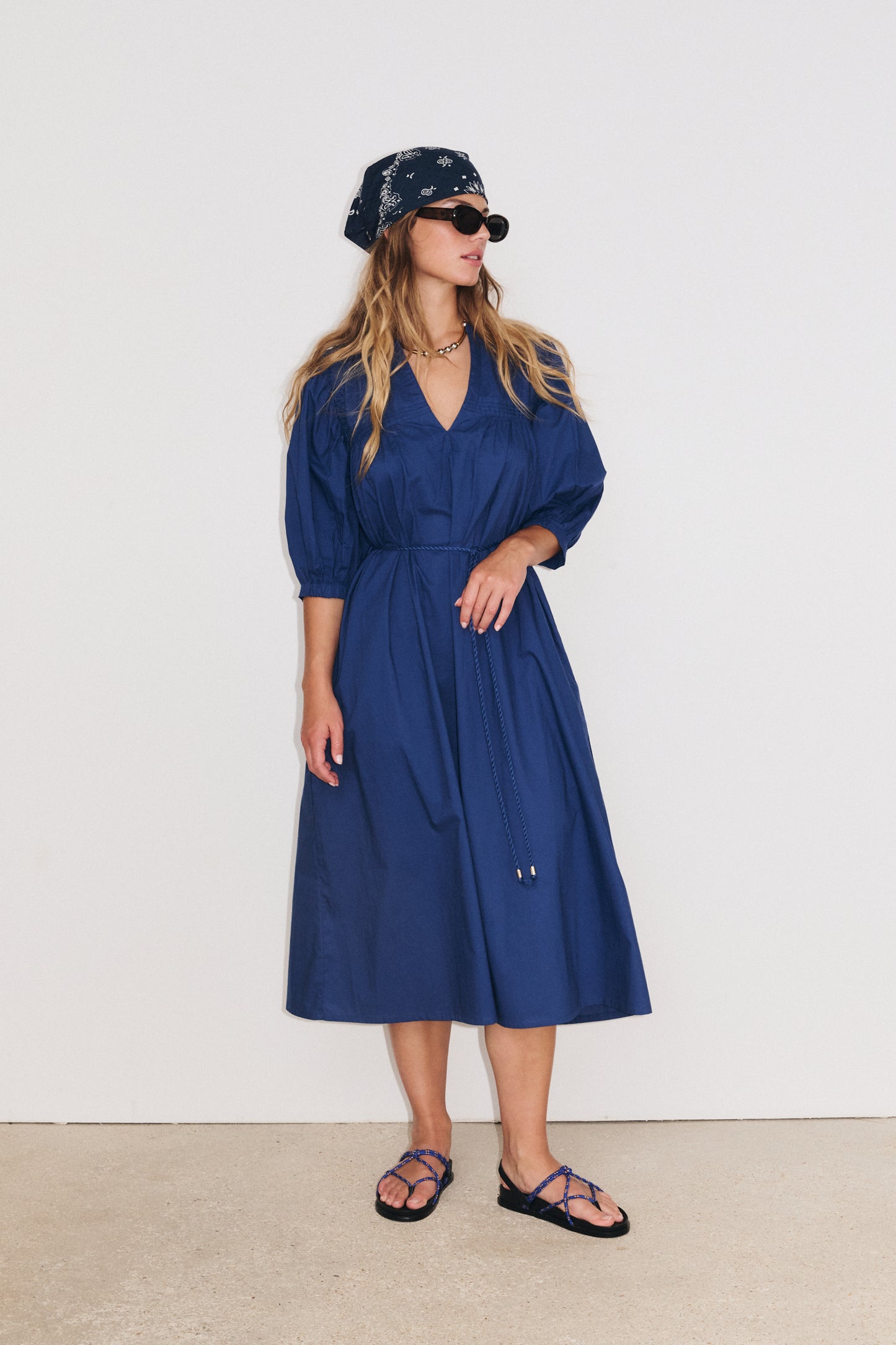 Robe midaxi Octavie portée : coupe généreuse et élégante en coton indigo Stella Forest
