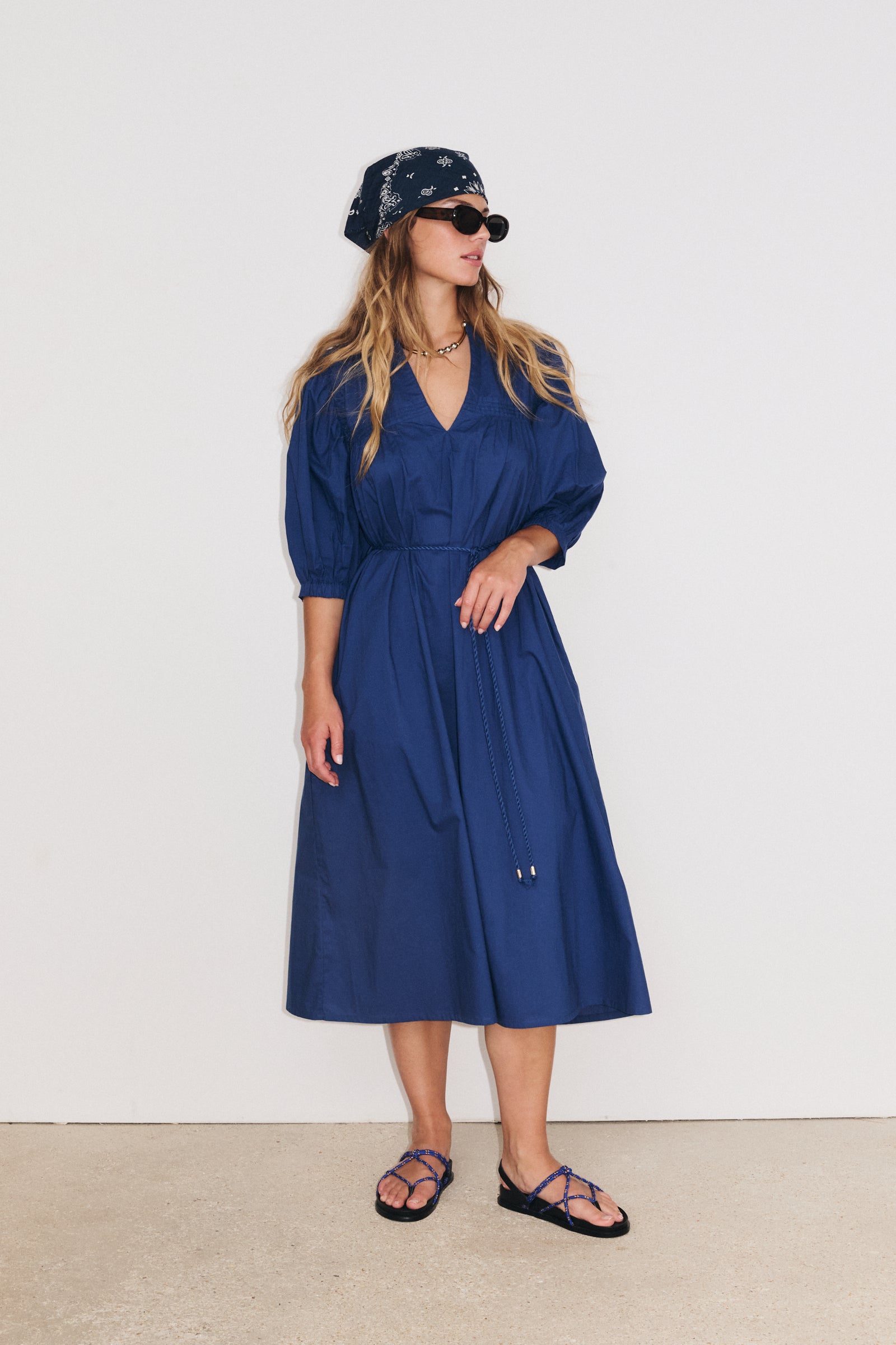 Robe midaxi Octavie portée : coupe généreuse et élégante en coton indigo Stella Forest
