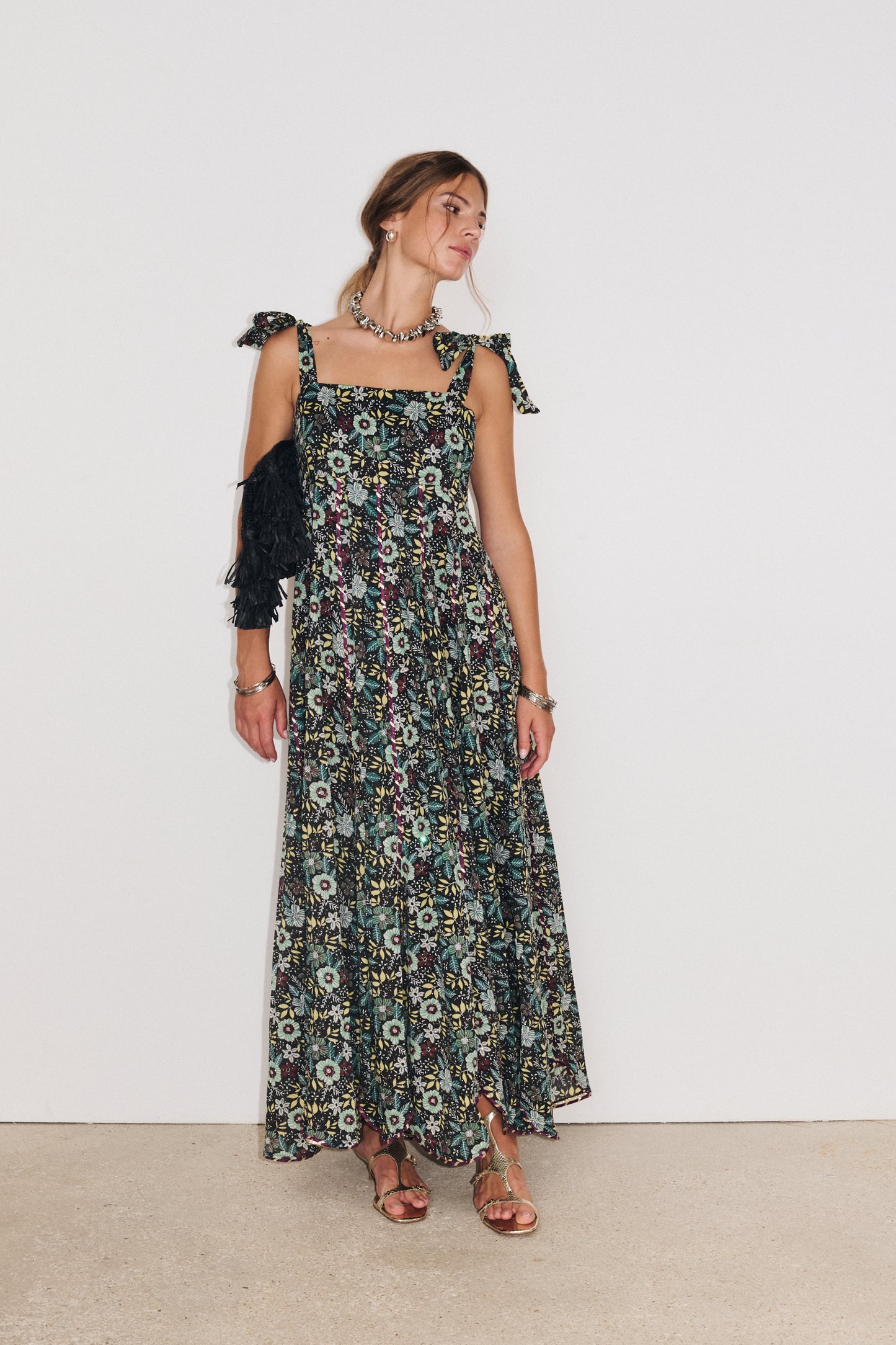 Robe Sunset Stella Forest portée, robe longue lumineuse à strass holographiques
